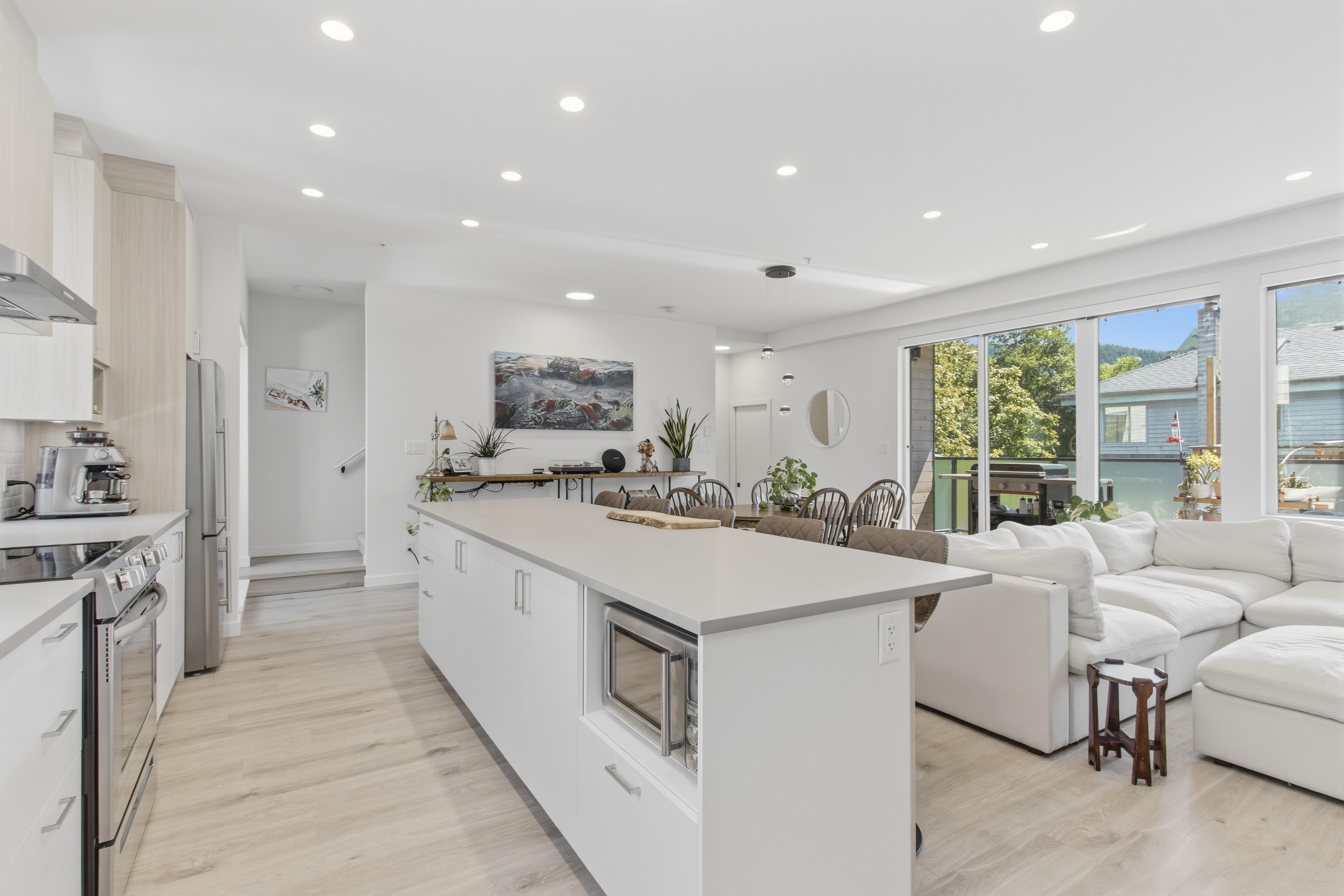 4 1089 WILSON CRESCENT