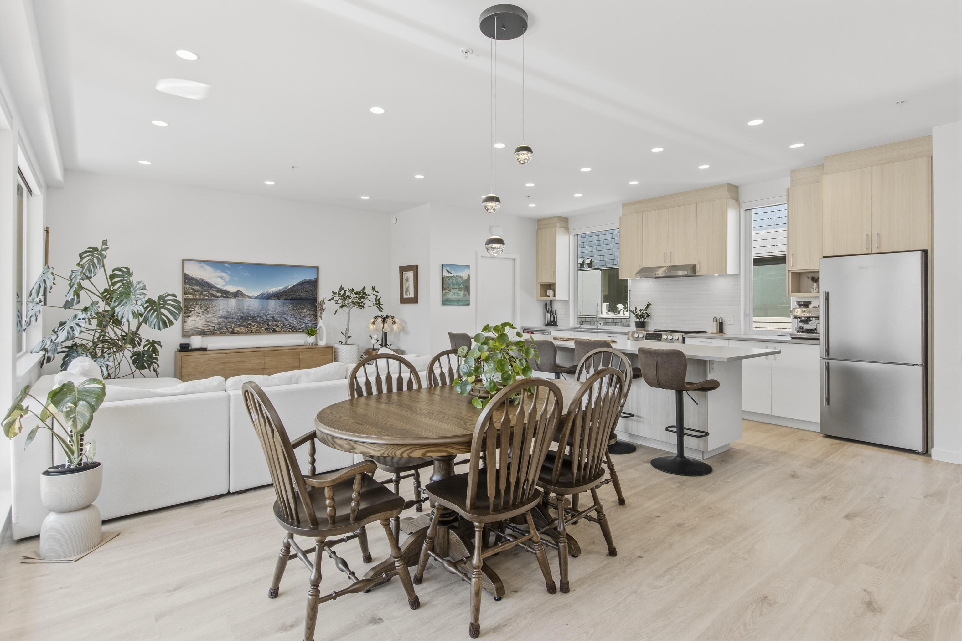 4 1089 WILSON CRESCENT
