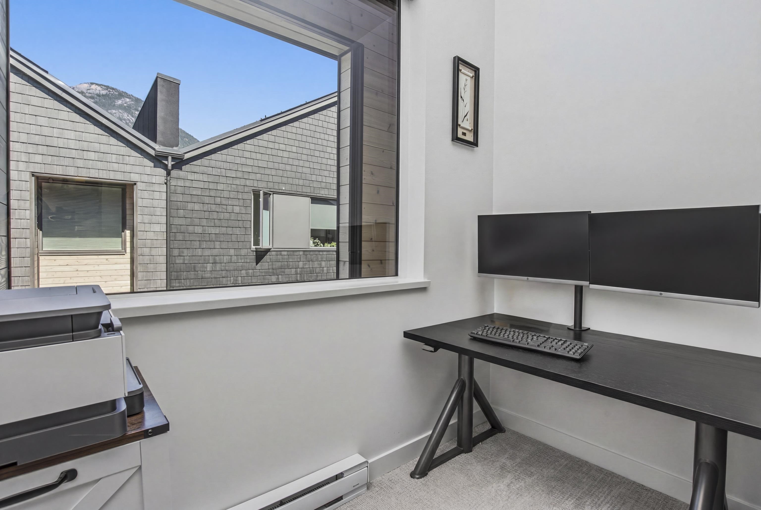 4 1089 WILSON CRESCENT