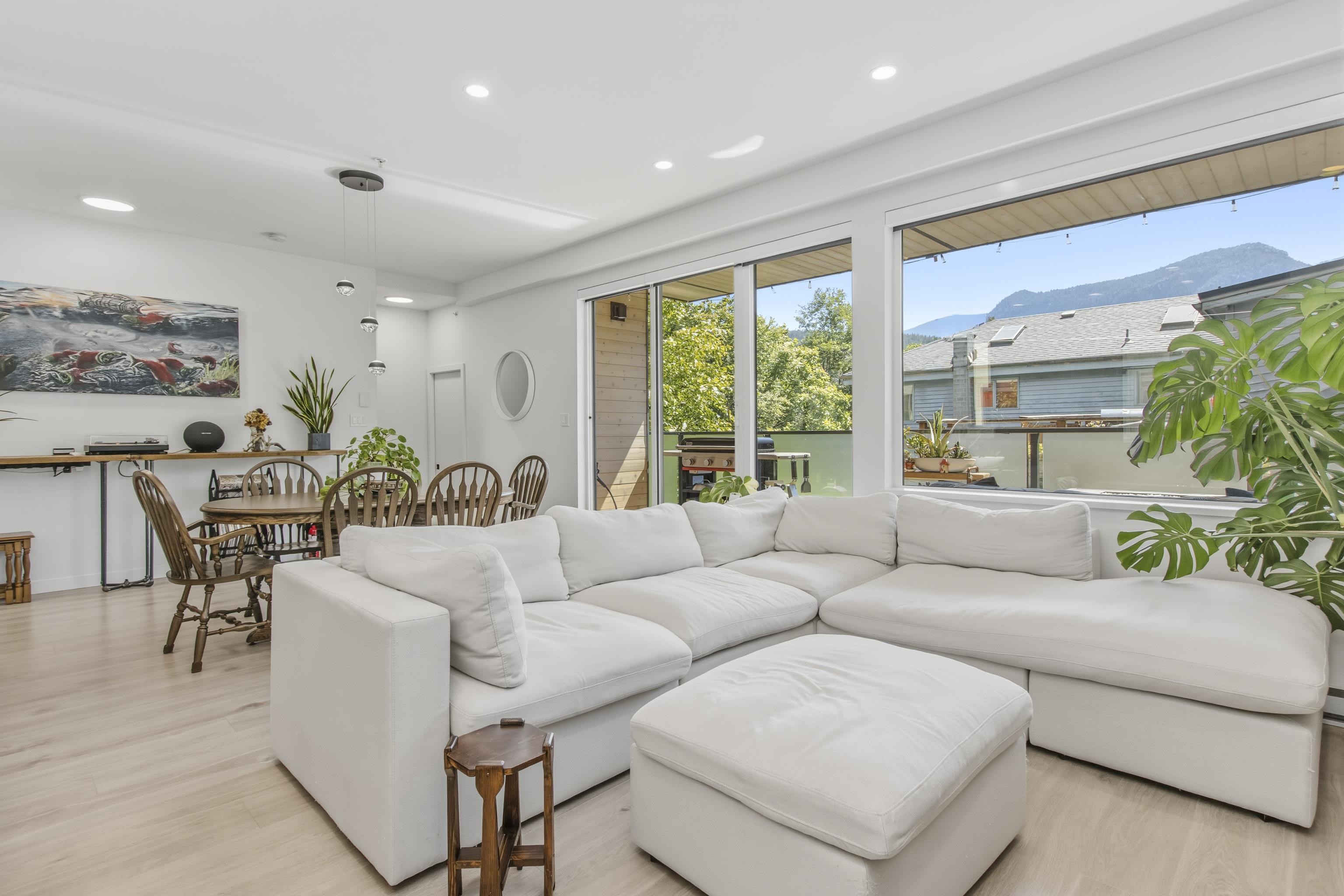 4 1089 WILSON CRESCENT