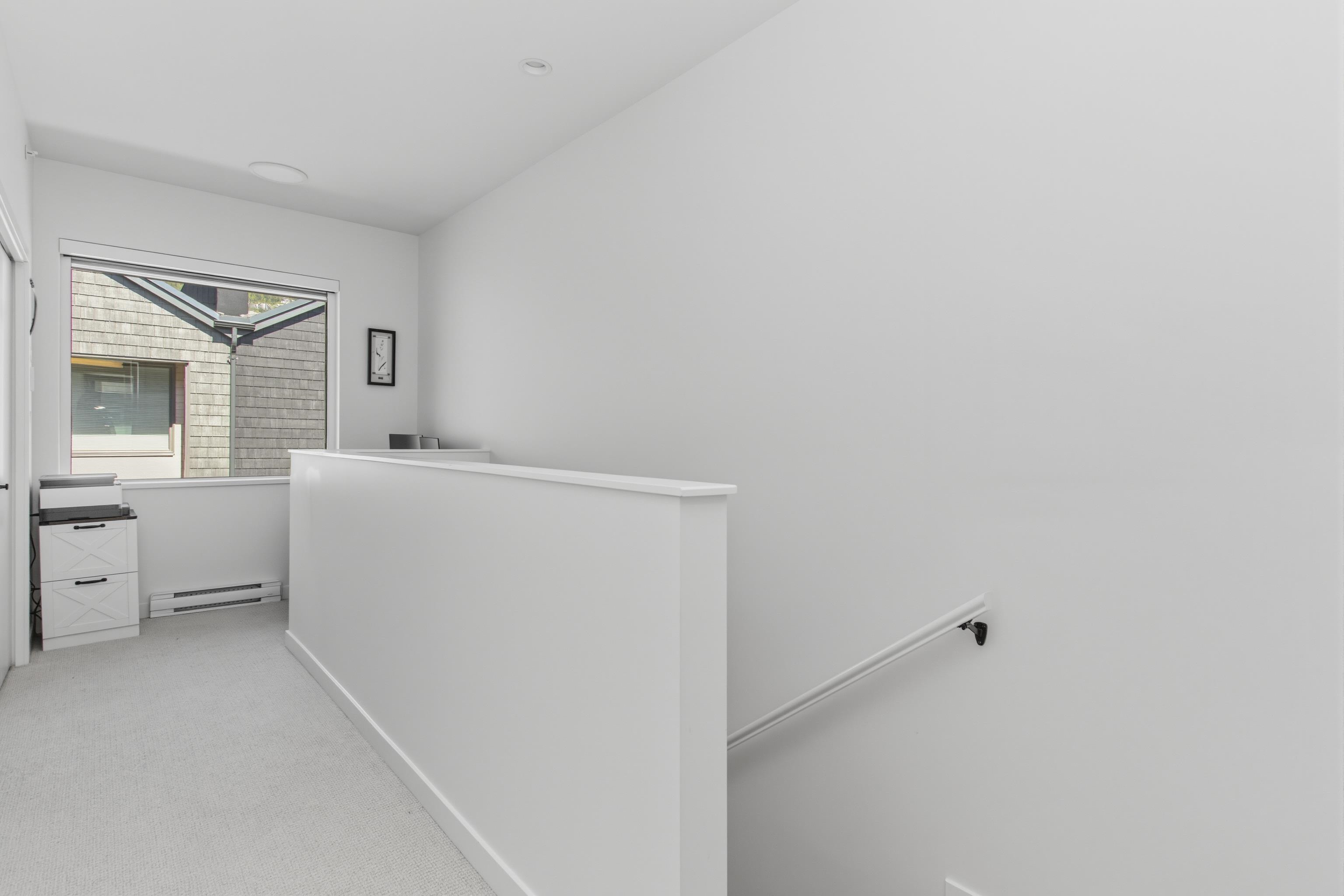 4 1089 WILSON CRESCENT