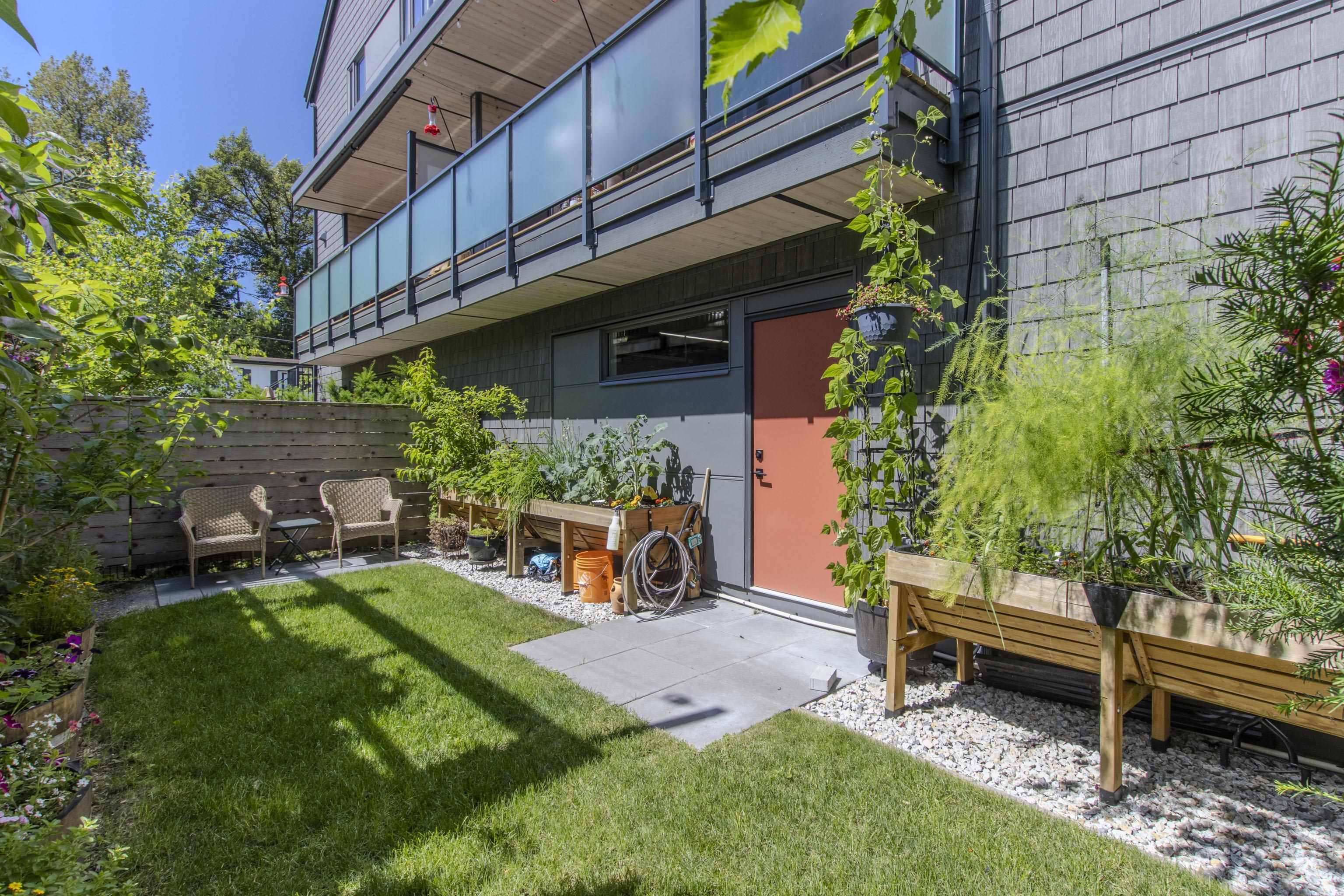 4 1089 WILSON CRESCENT