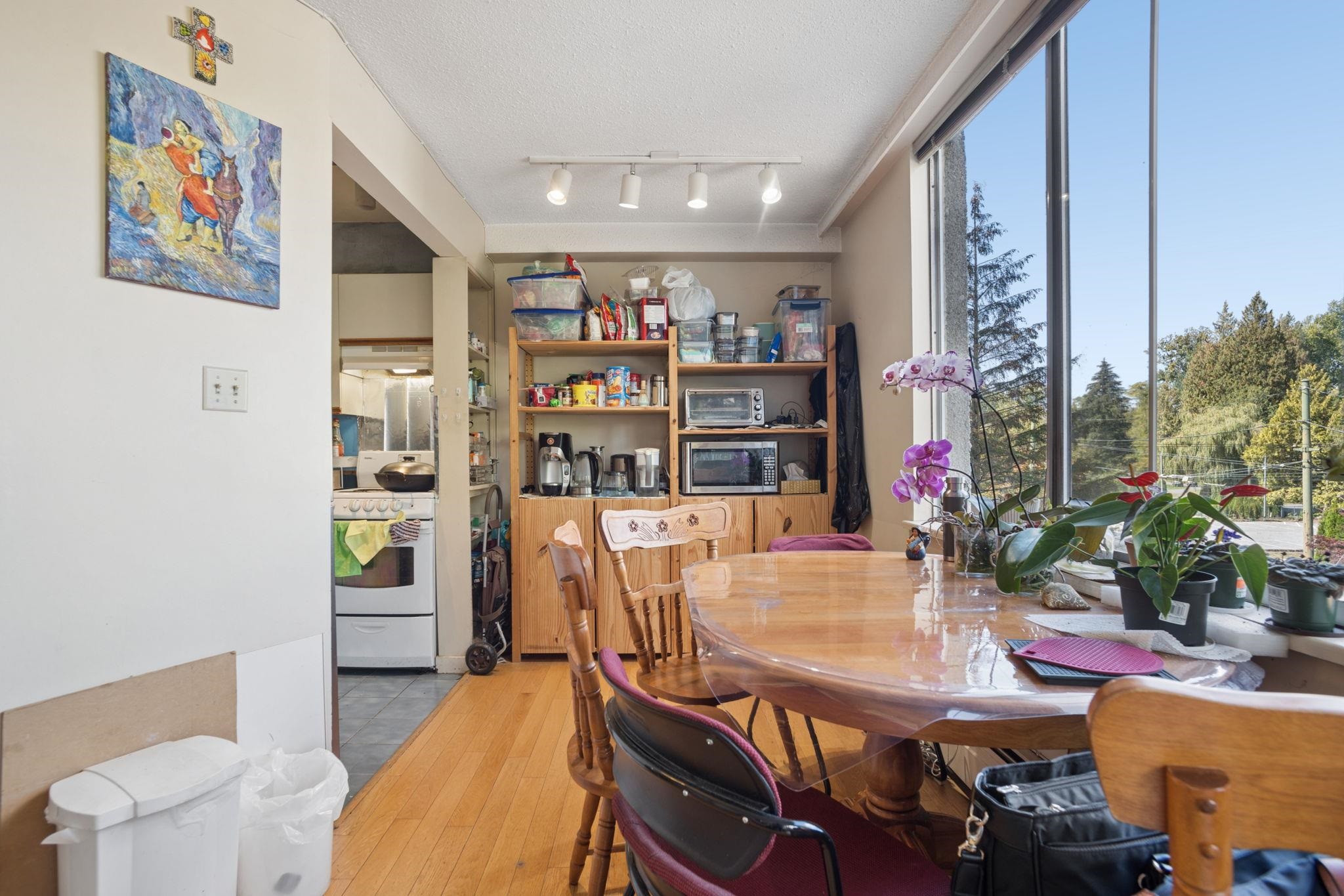201 4691 W 10TH AVENUE