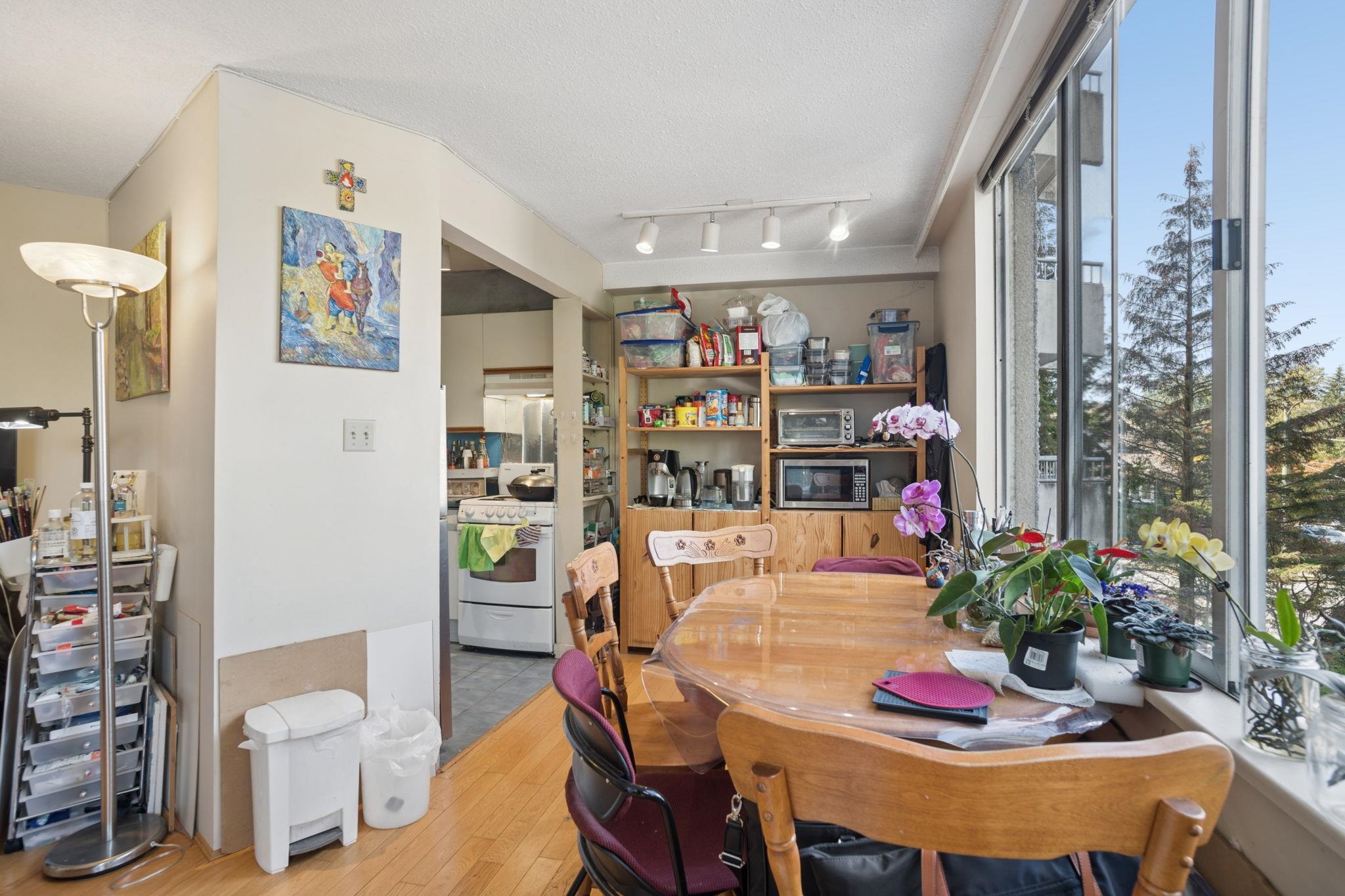 201 4691 W 10TH AVENUE