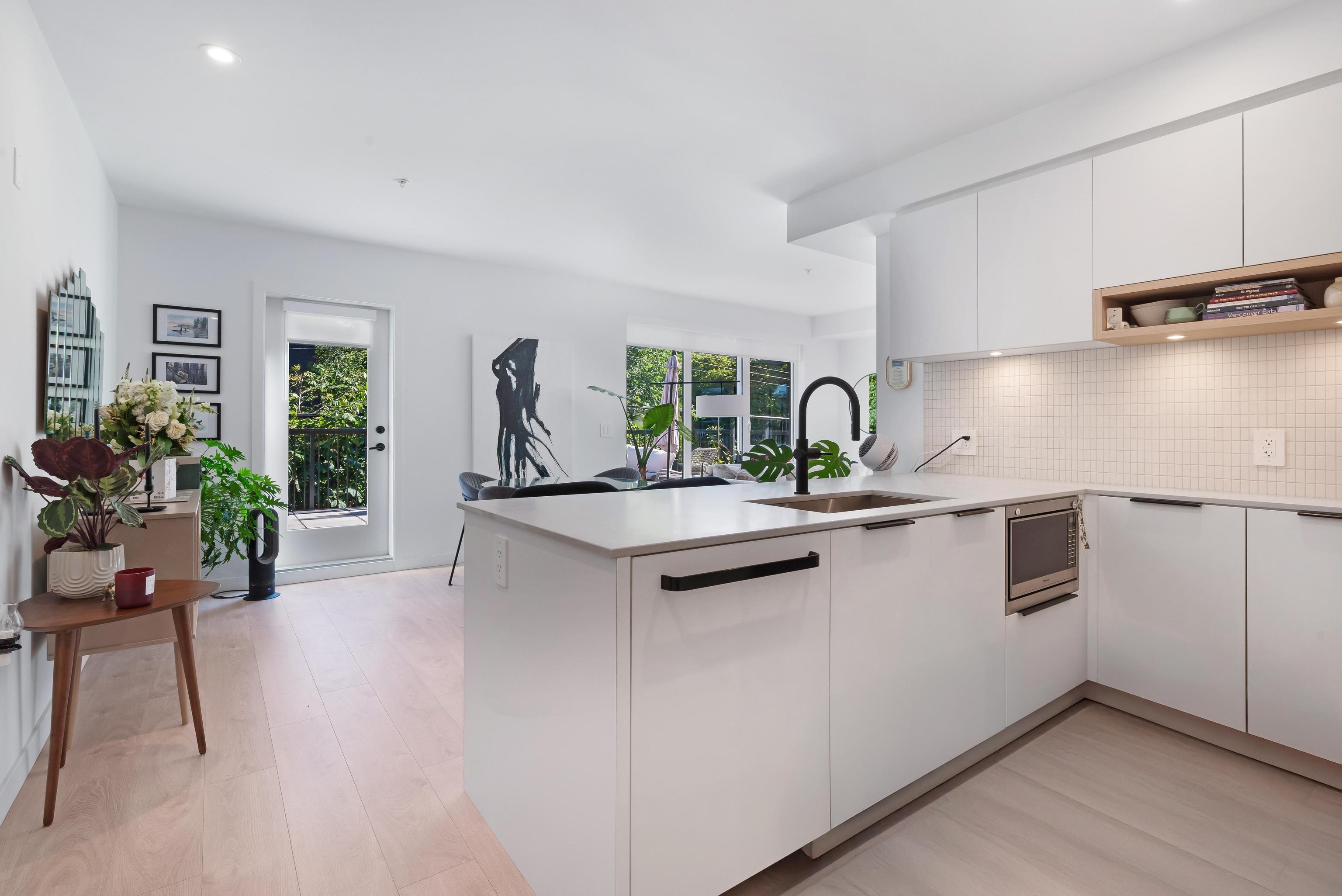 221 2520 GUELPH STREET