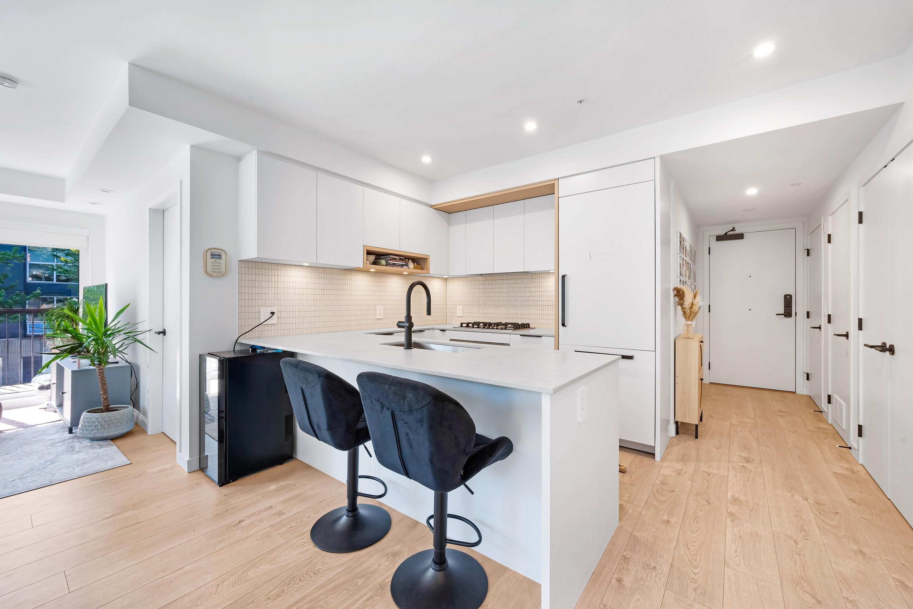 221 2520 GUELPH STREET