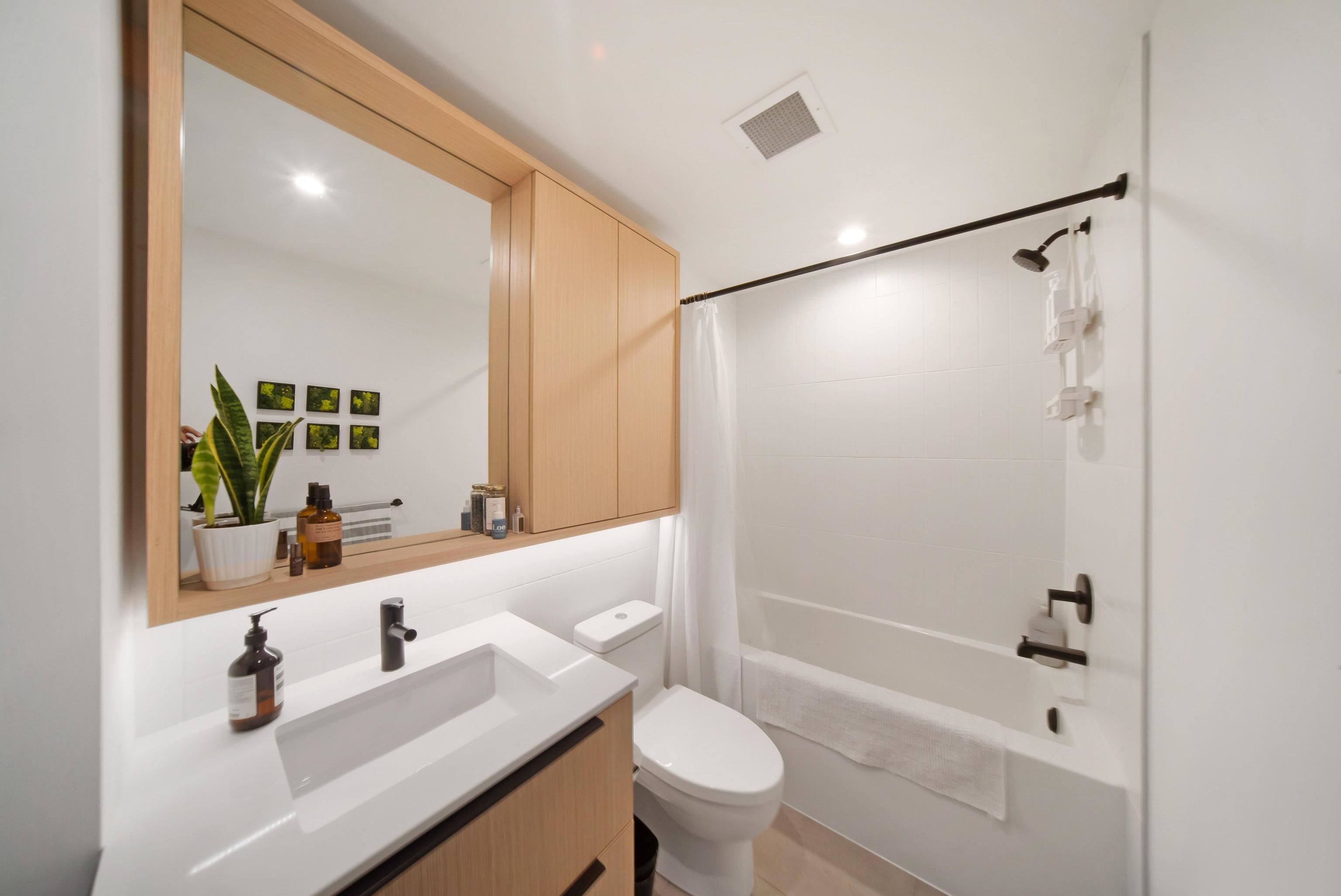 221 2520 GUELPH STREET