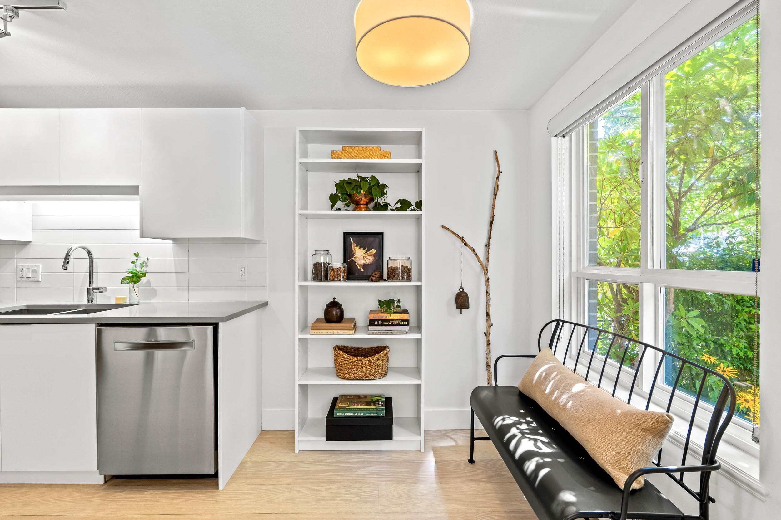 2 258 W 14TH STREET