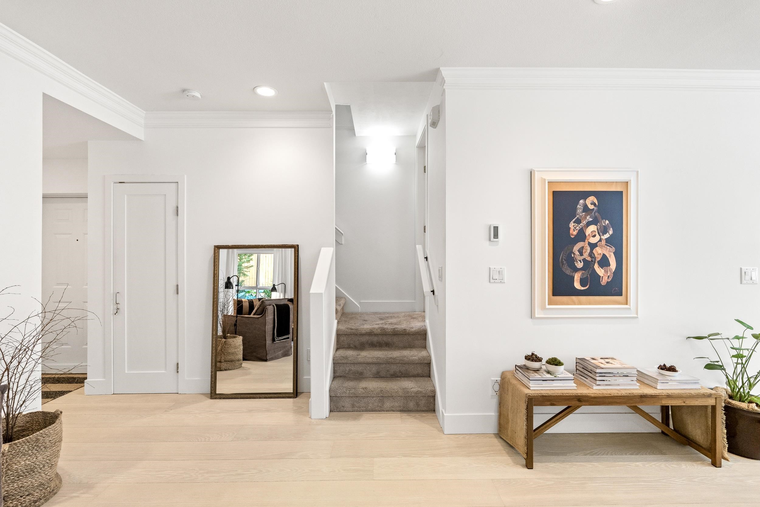 2 258 W 14TH STREET