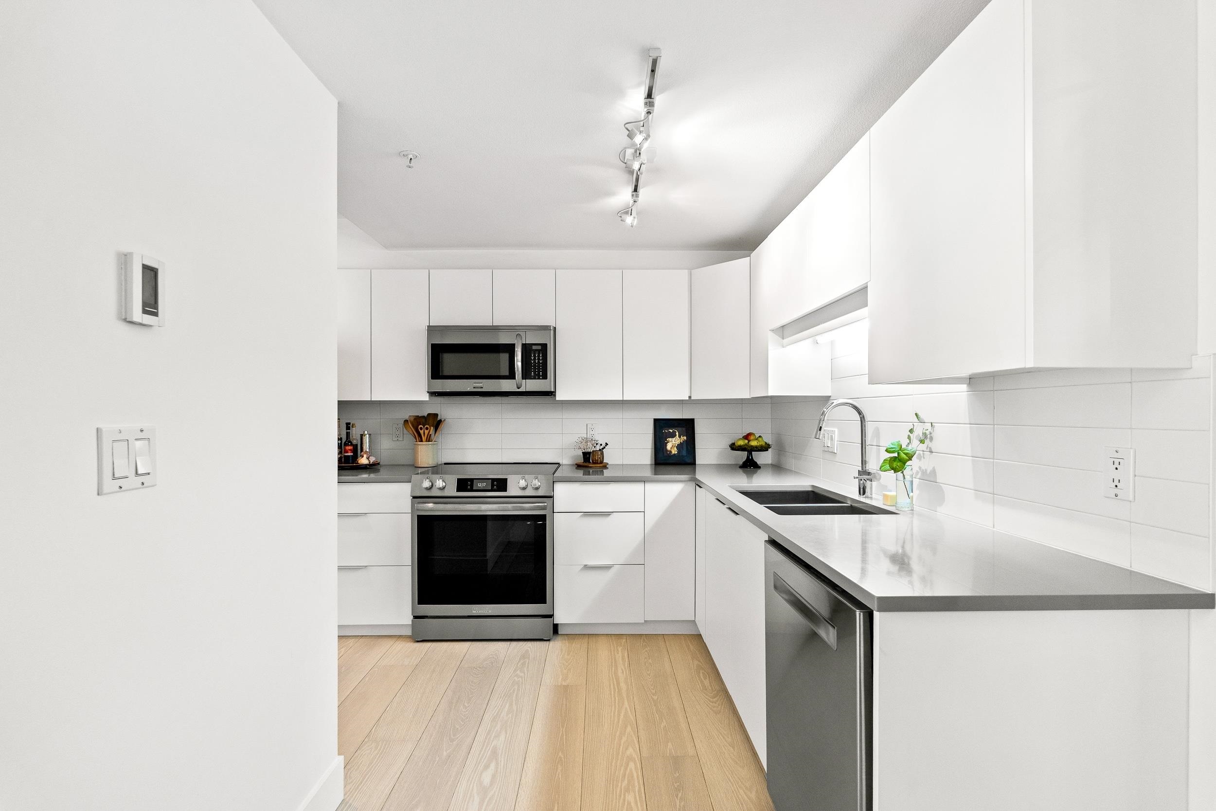 2 258 W 14TH STREET