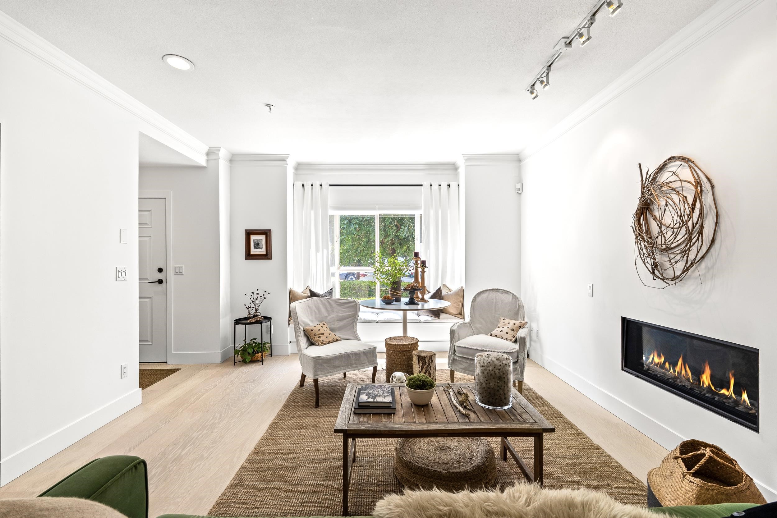 2 258 W 14TH STREET