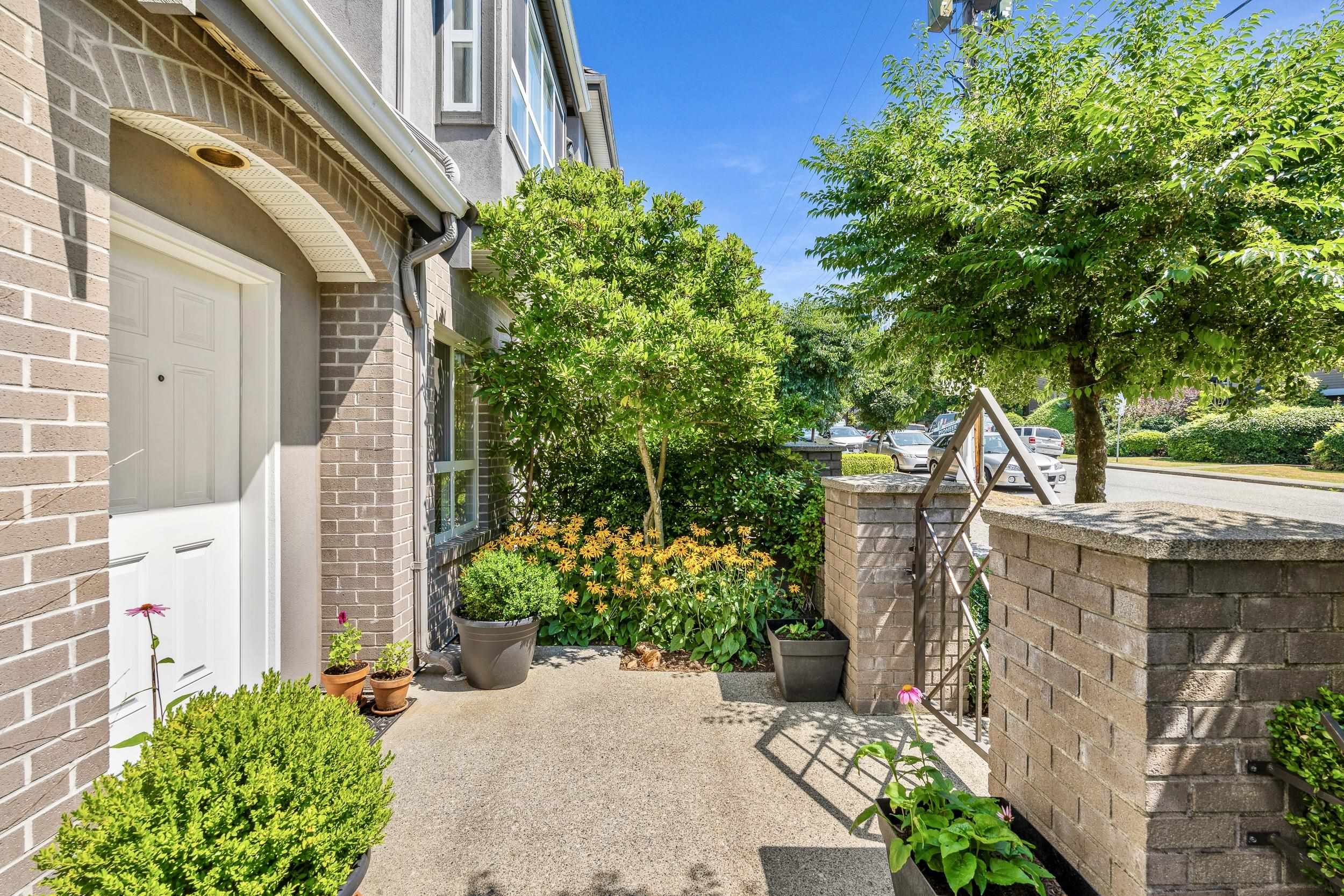 2 258 W 14TH STREET