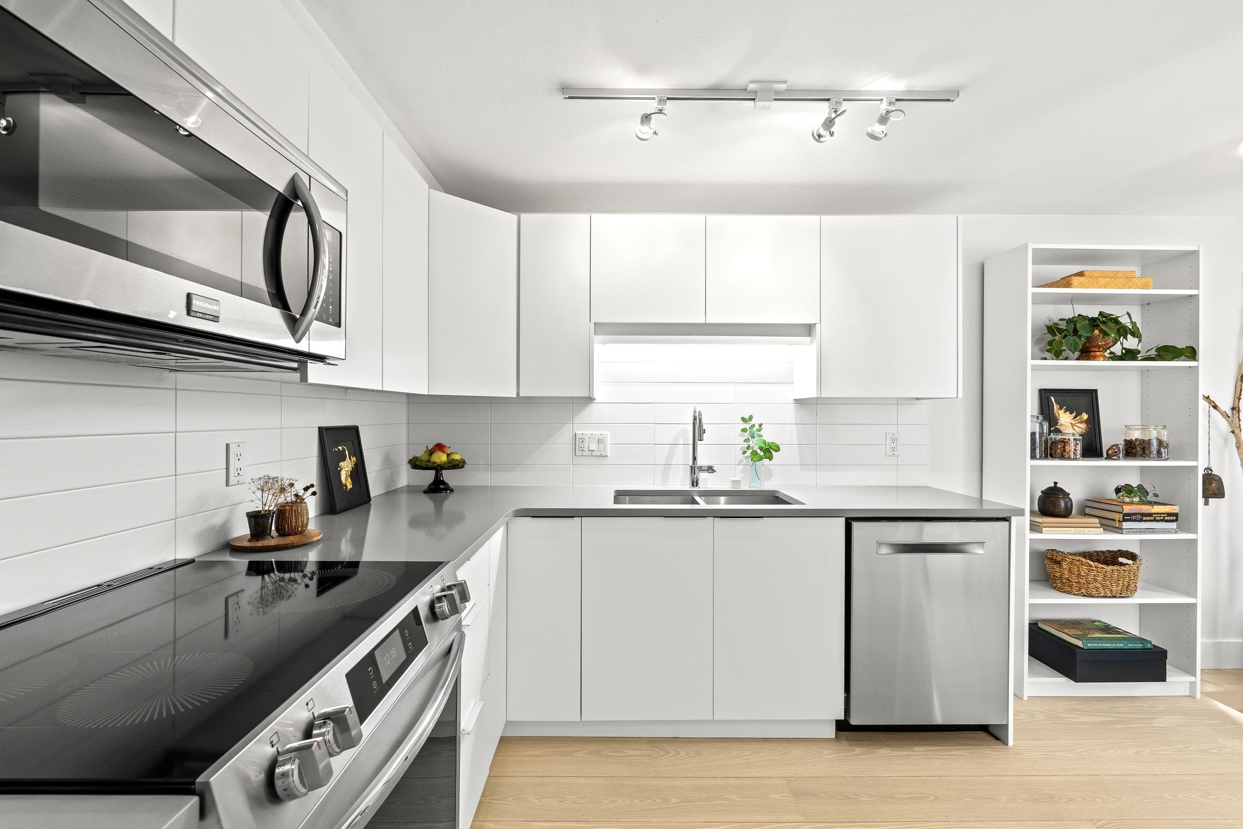 2 258 W 14TH STREET