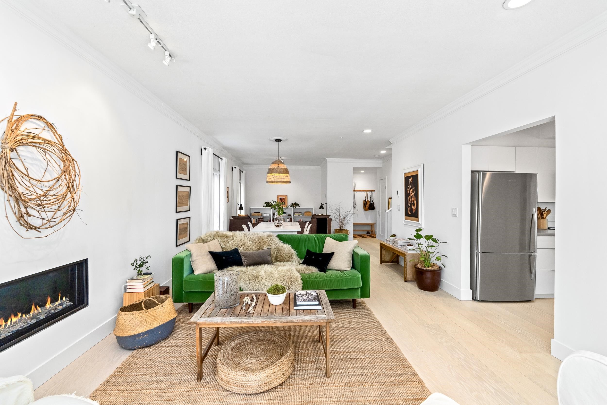 2 258 W 14TH STREET
