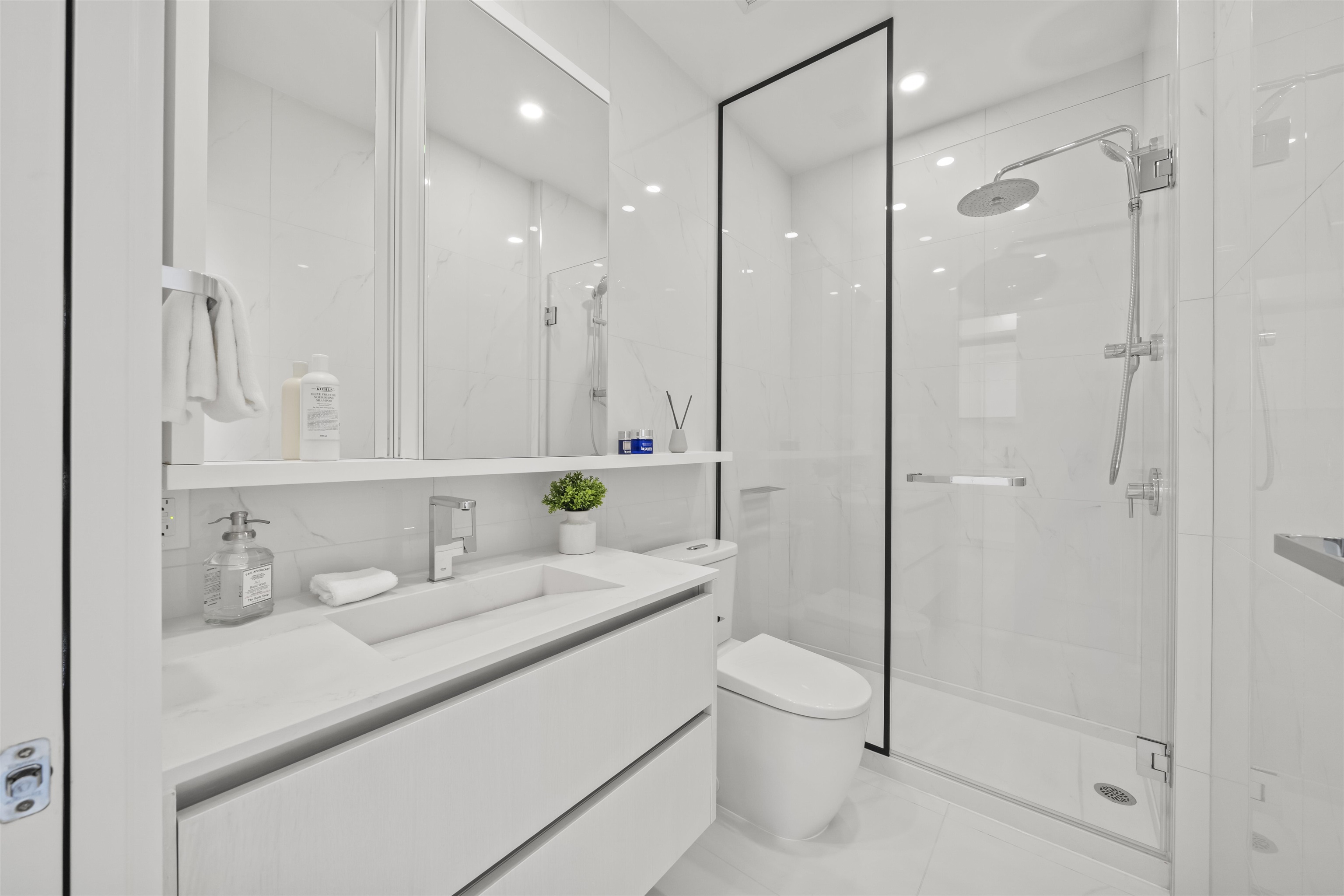 904 8415 GRANVILLE STREET