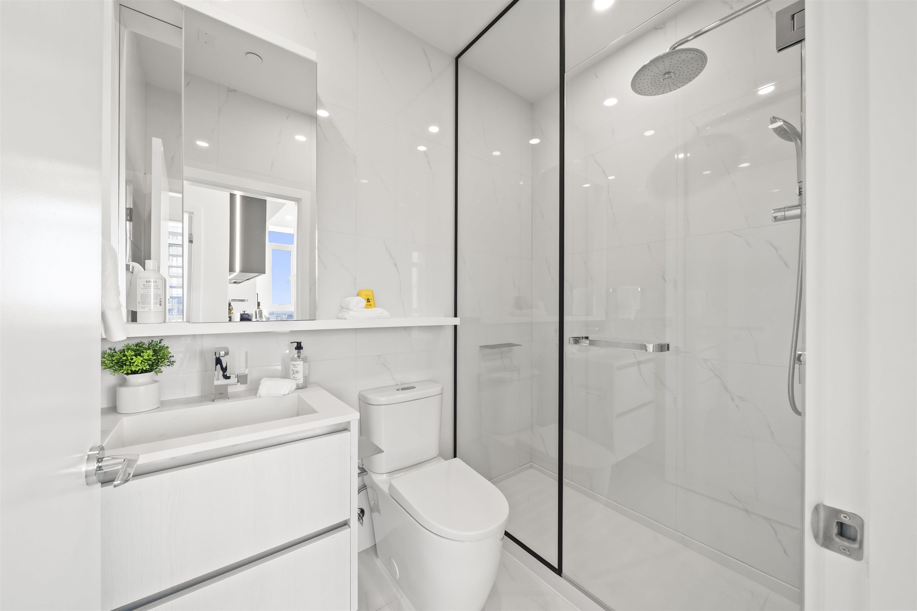 905 8415 GRANVILLE STREET