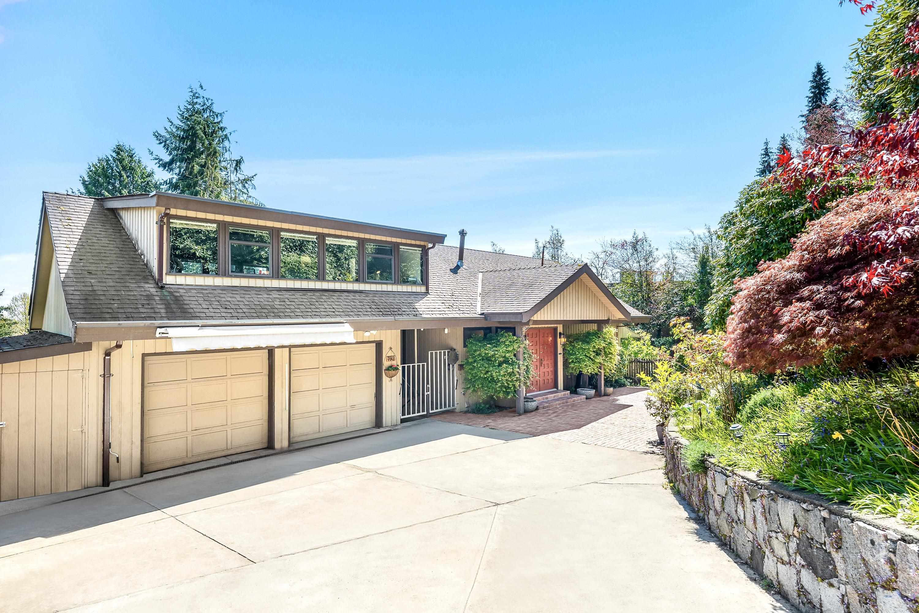 792 ANDERSON CRESCENT