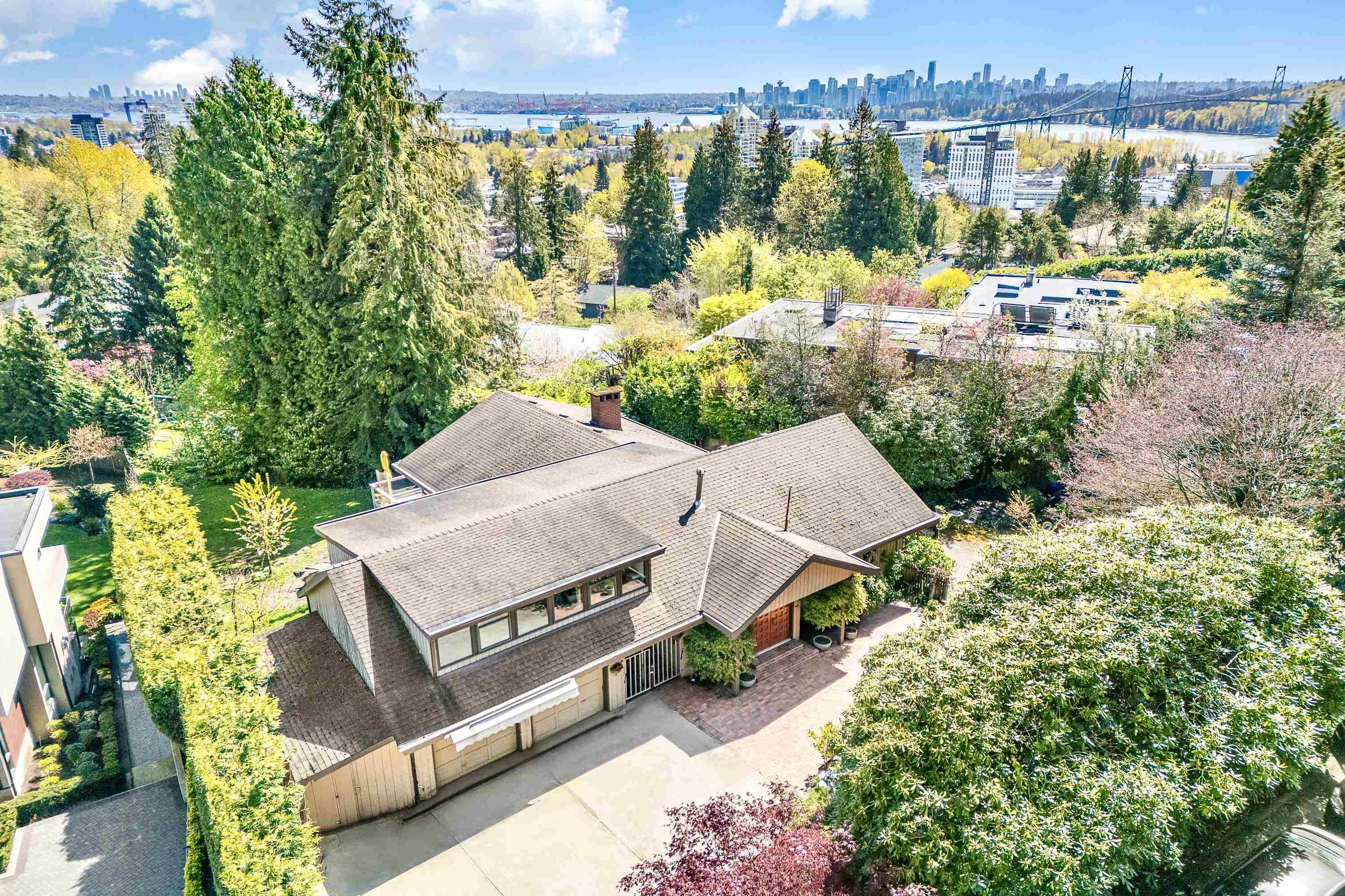 792 ANDERSON CRESCENT