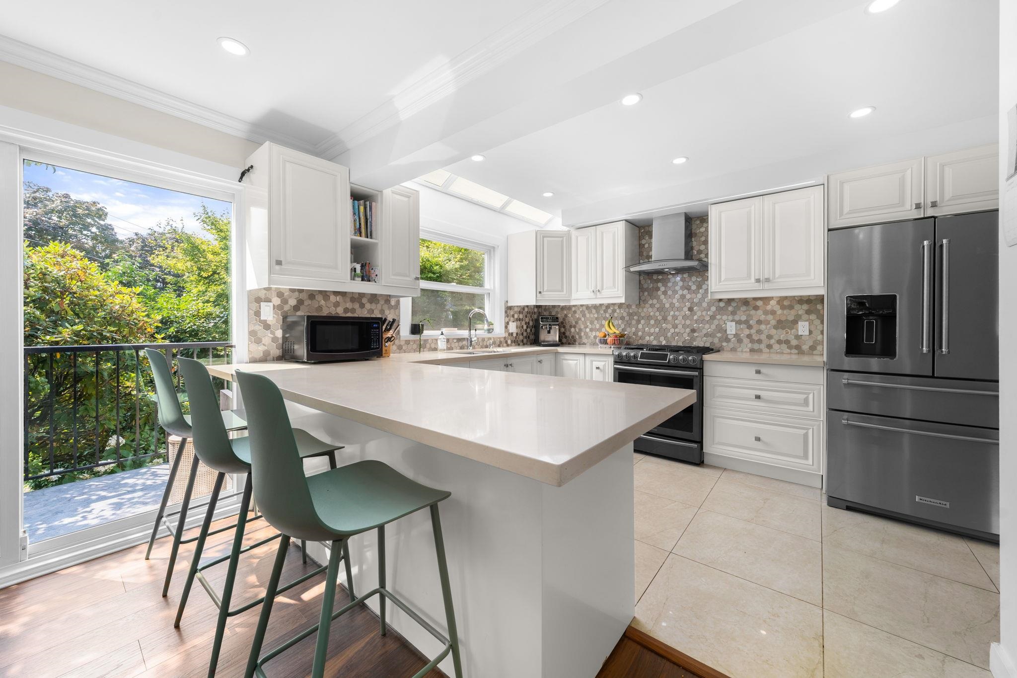 4 230 W 16TH STREET