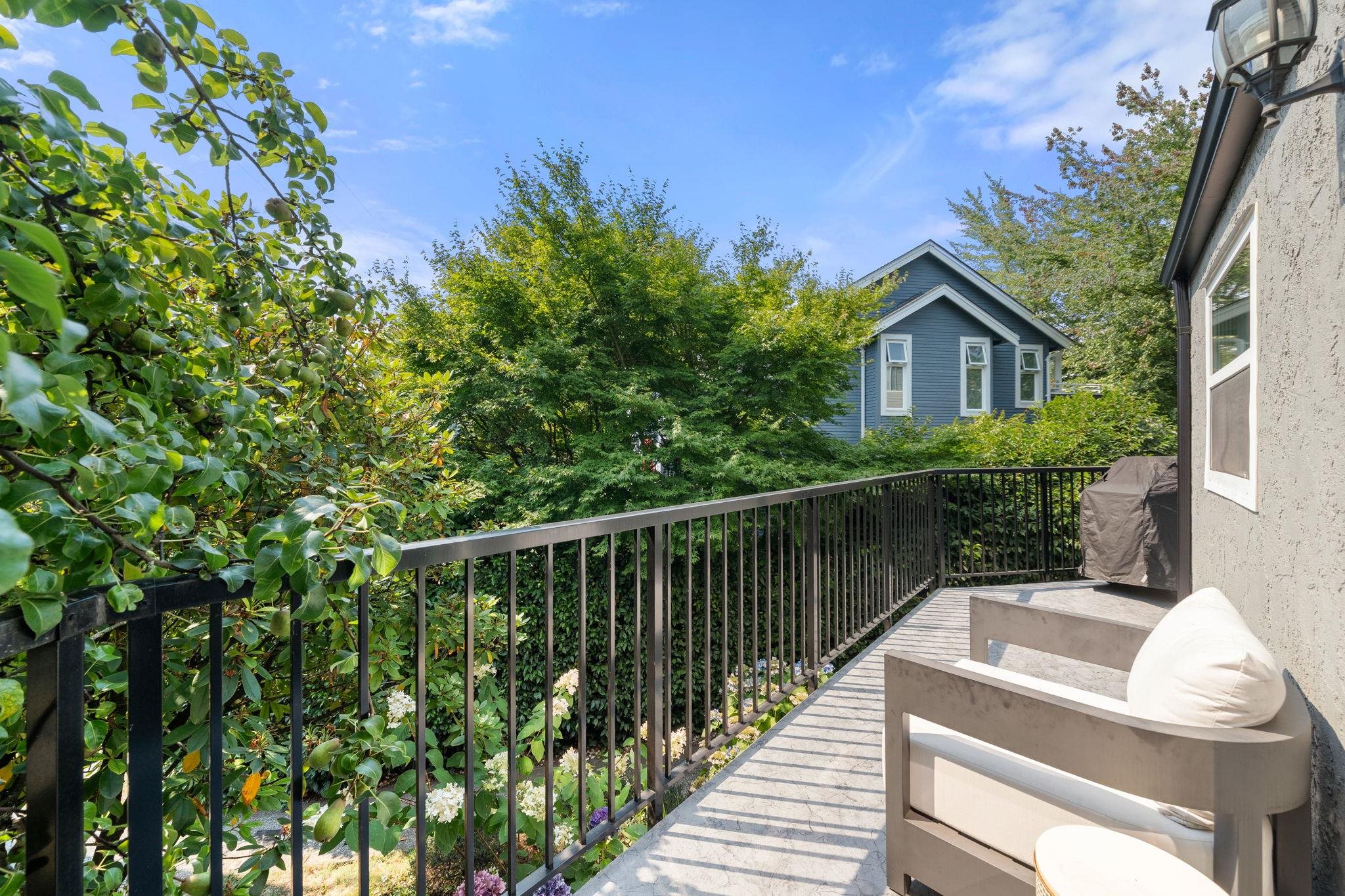 4 230 W 16TH STREET