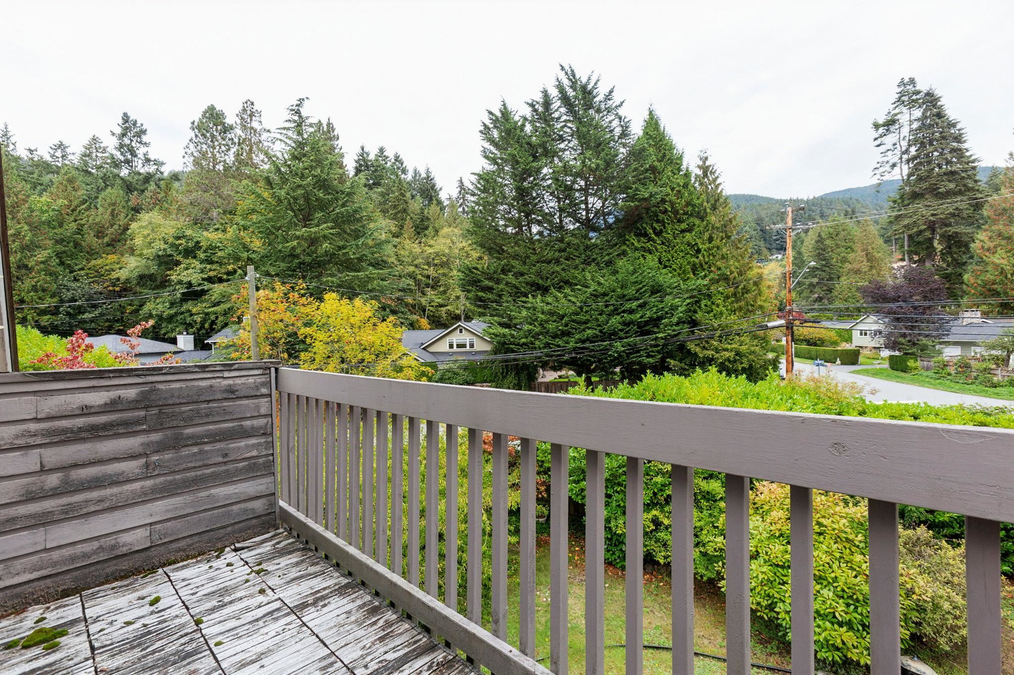 5607 EAGLE HARBOUR ROAD