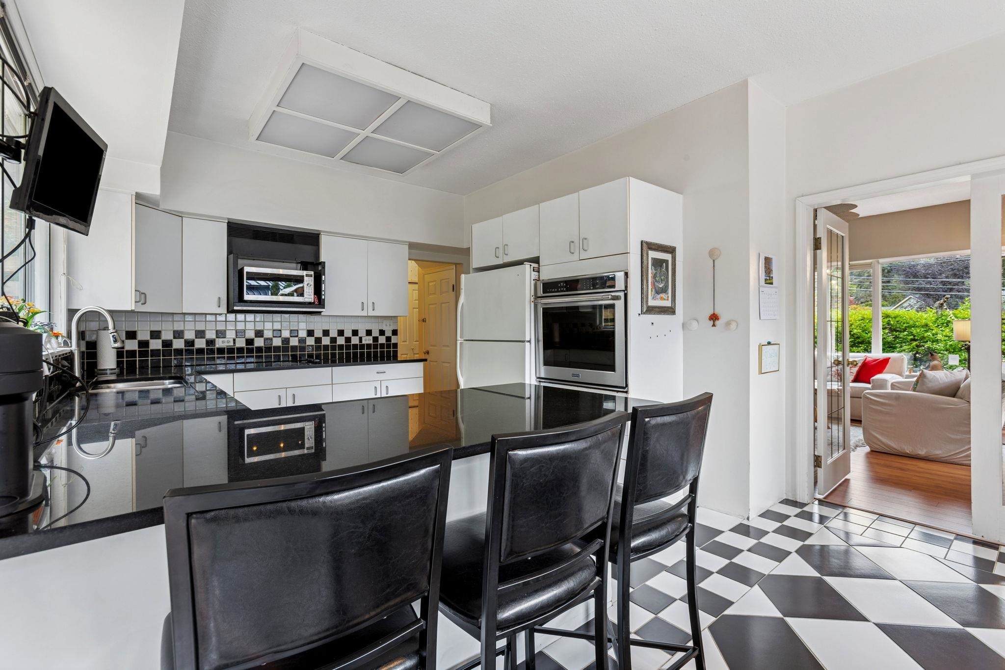 5607 EAGLE HARBOUR ROAD