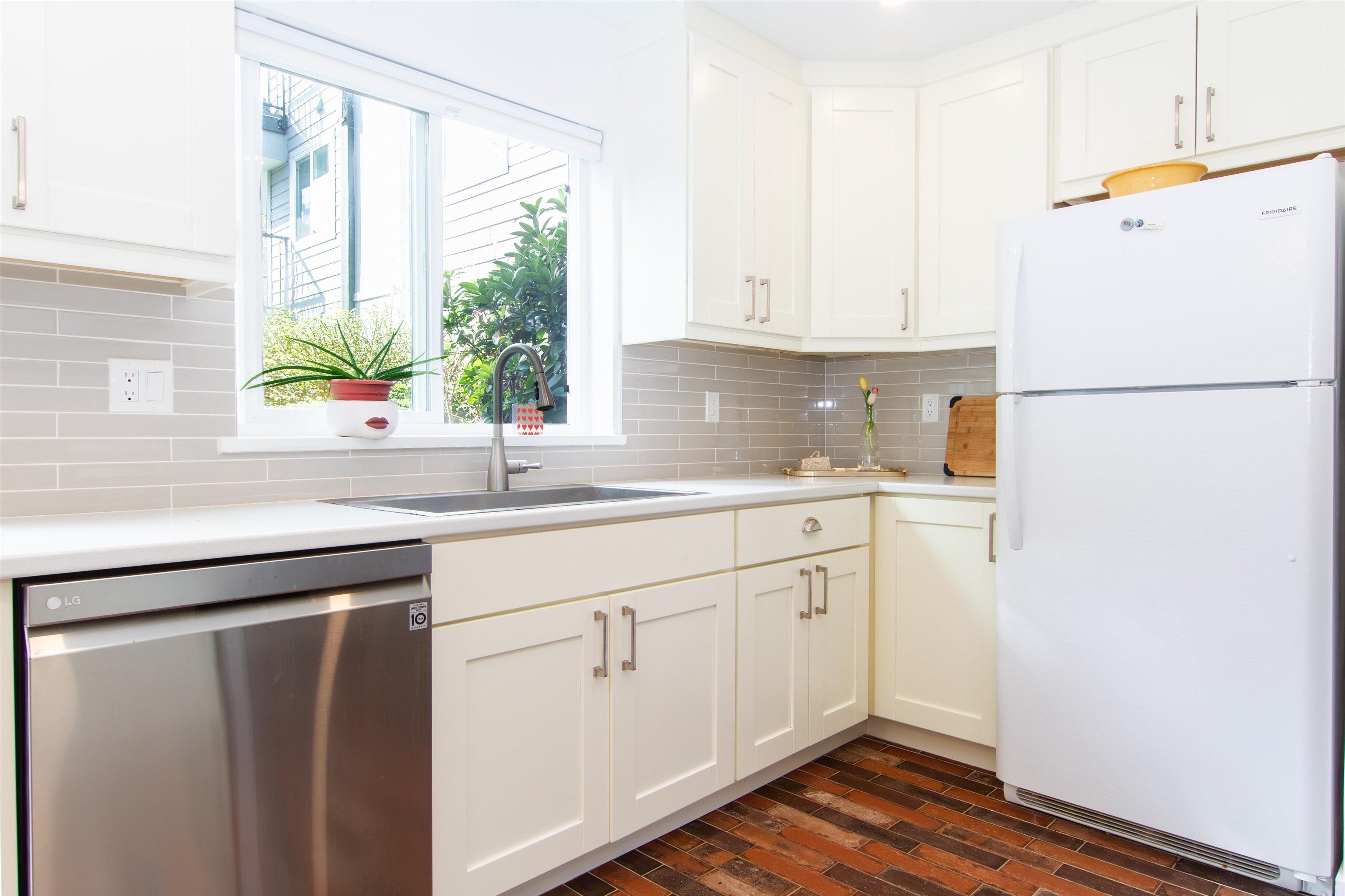 E108 40180 WILLOW CRESCENT