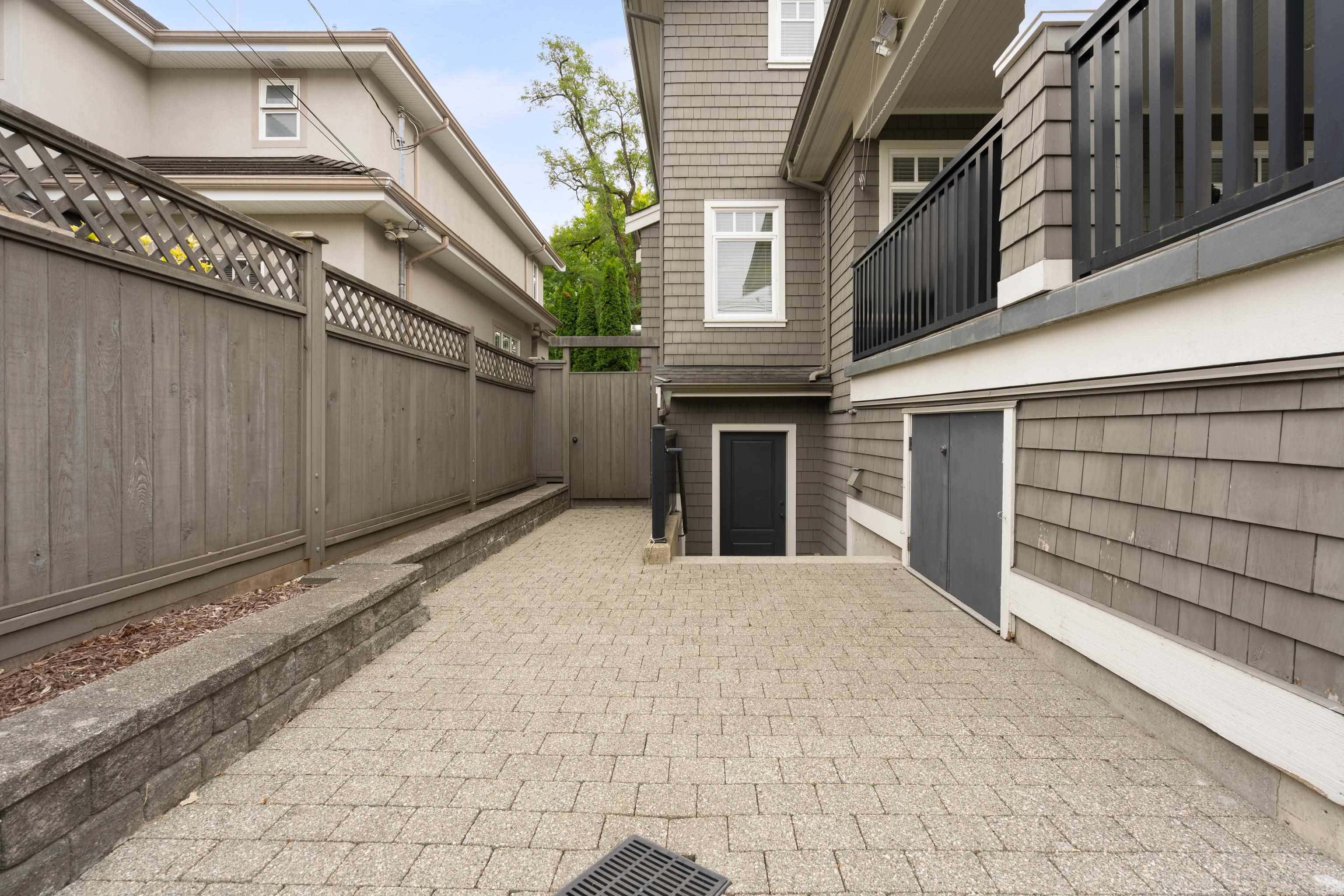 3955 DUNDAS STREET