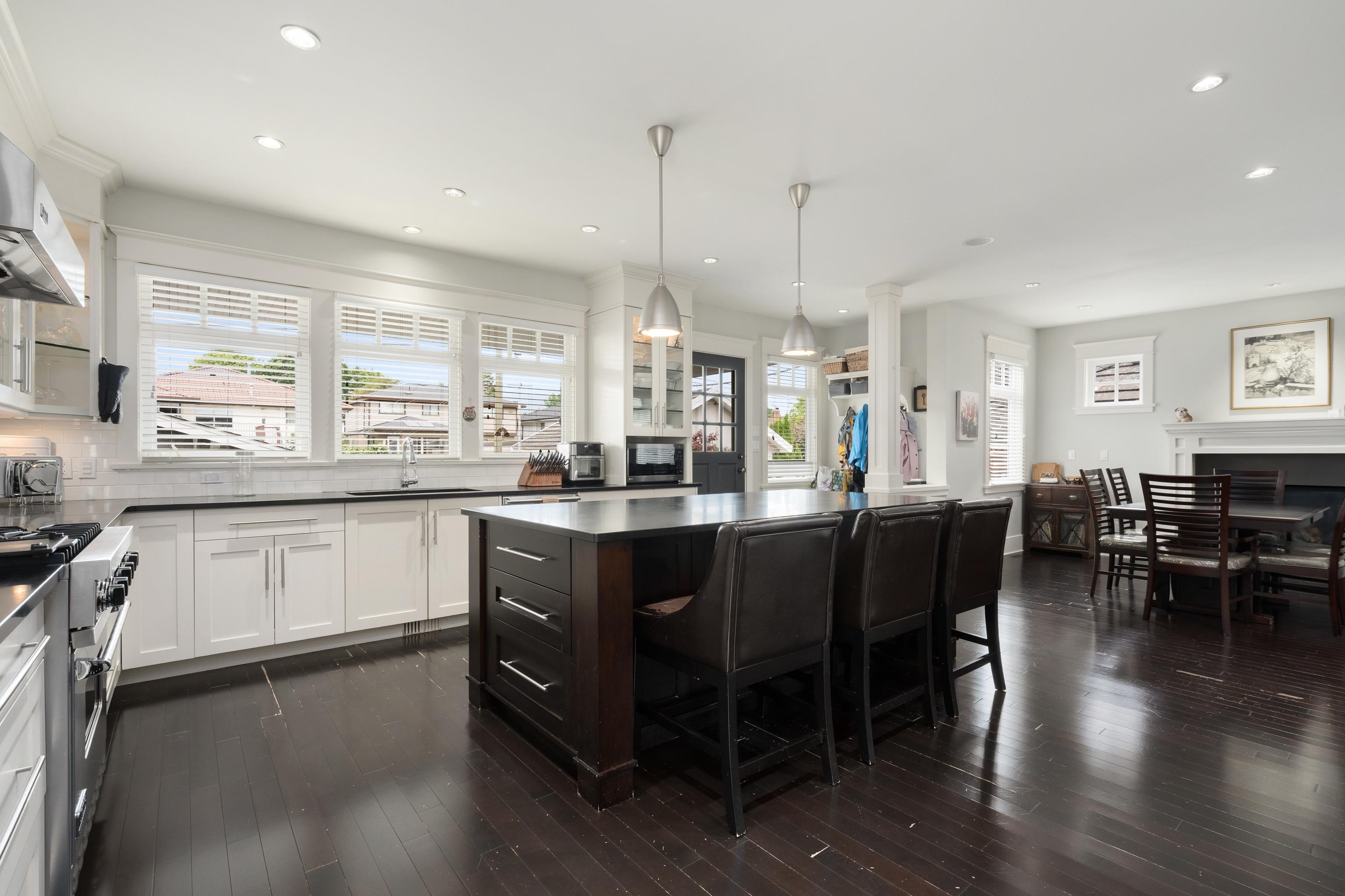 3955 DUNDAS STREET