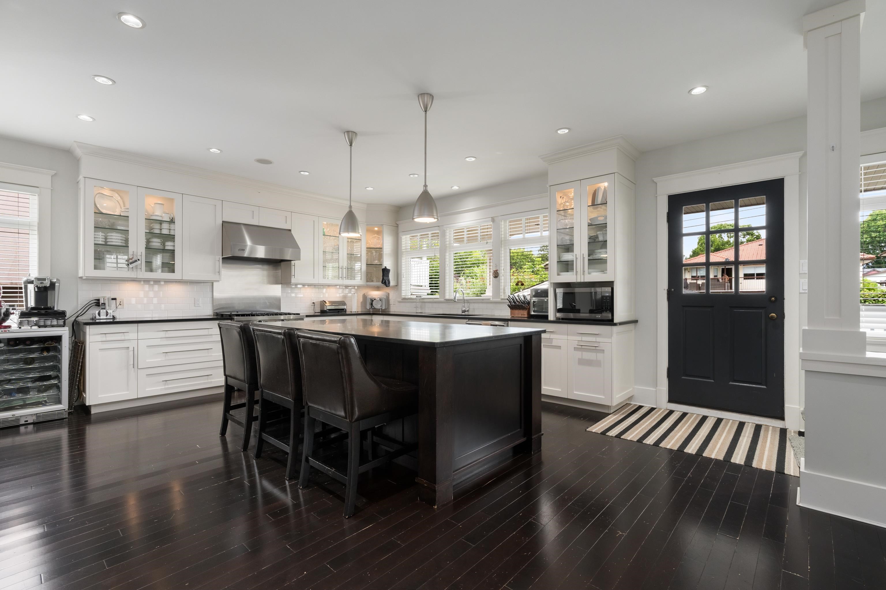3955 DUNDAS STREET