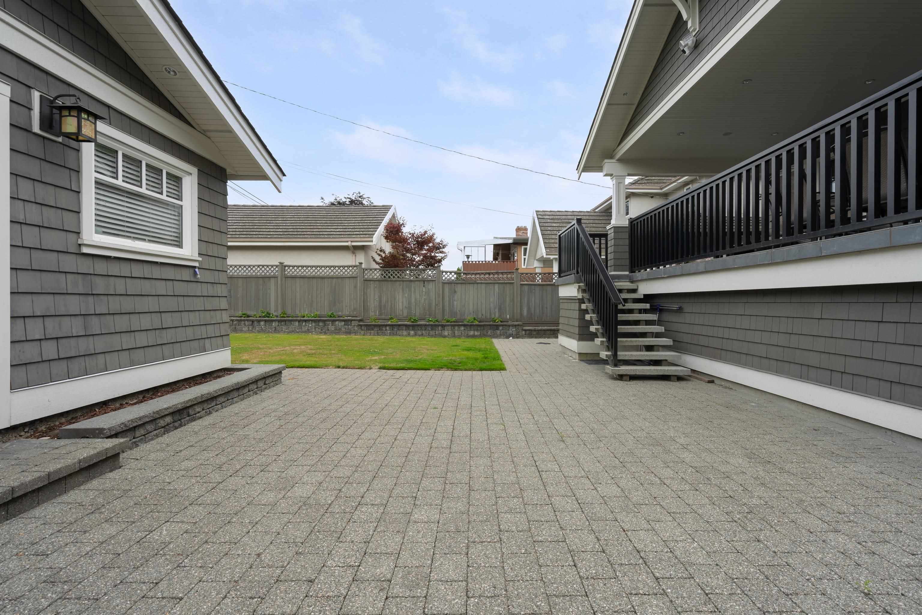 3955 DUNDAS STREET