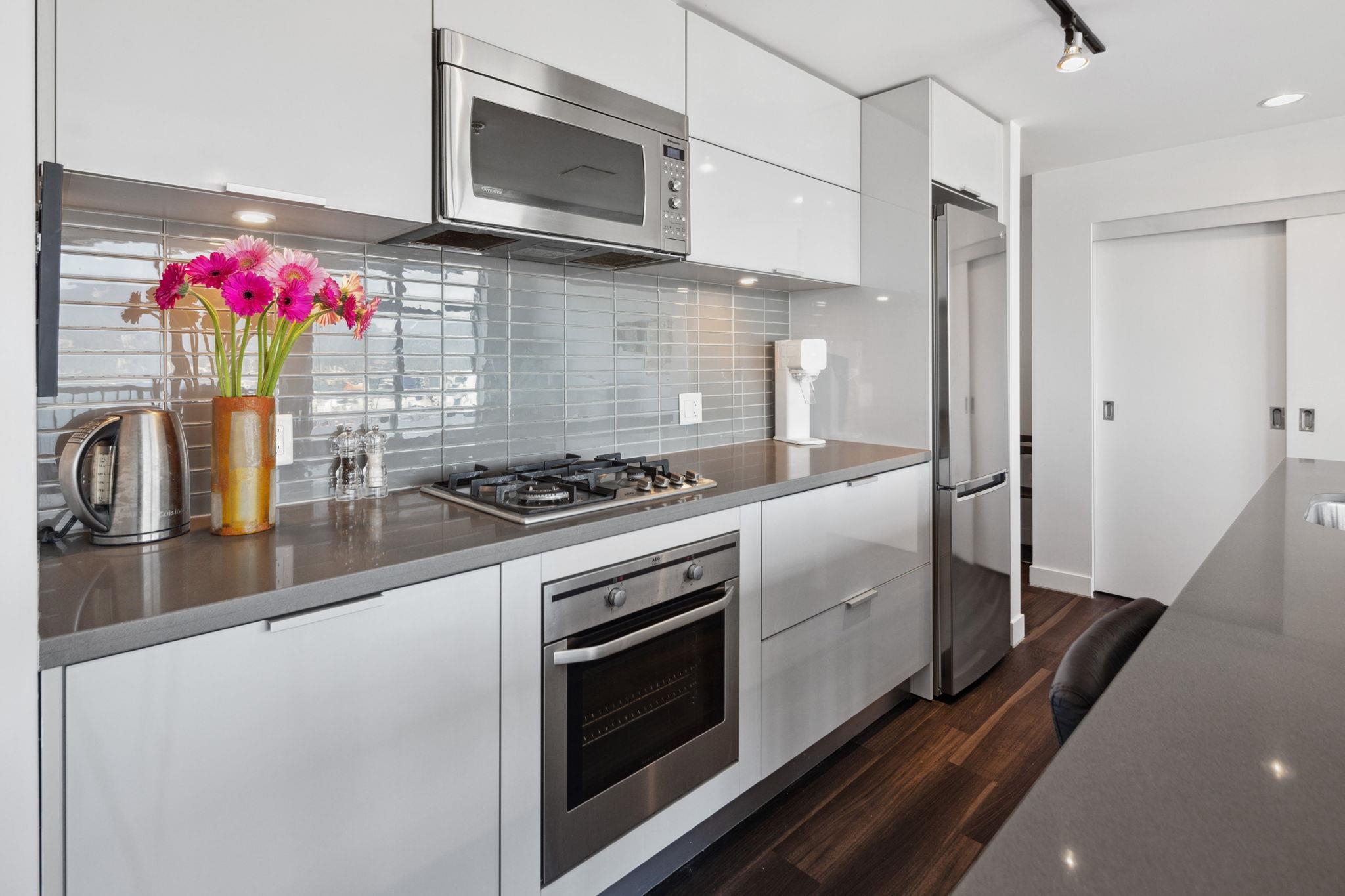 2102 128 W CORDOVA STREET