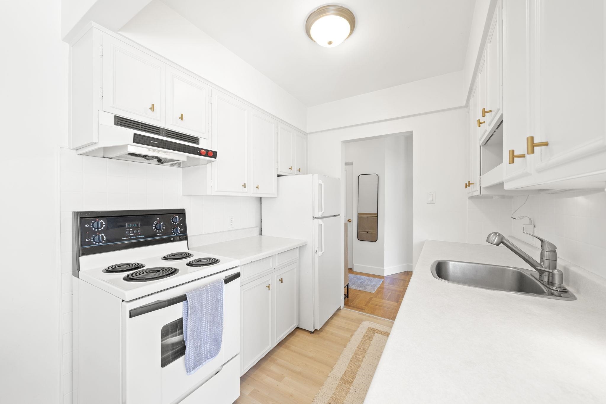 504 1750 ESQUIMALT AVENUE