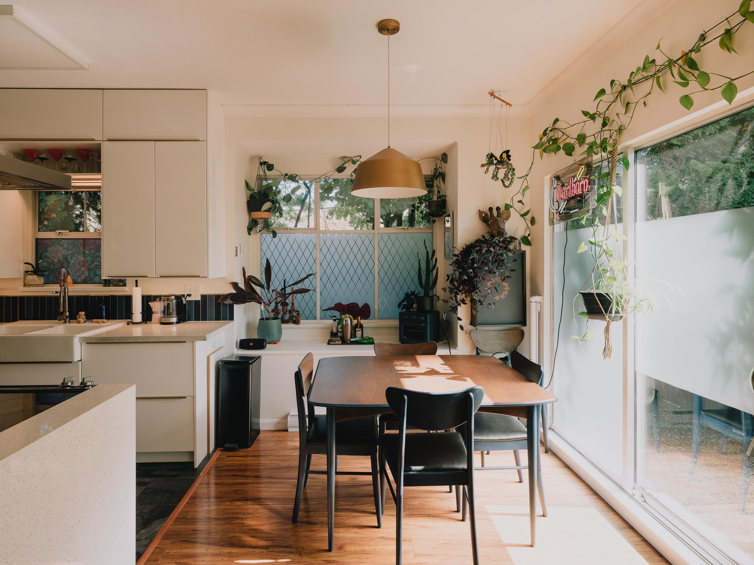 25 5988 HASTINGS STREET