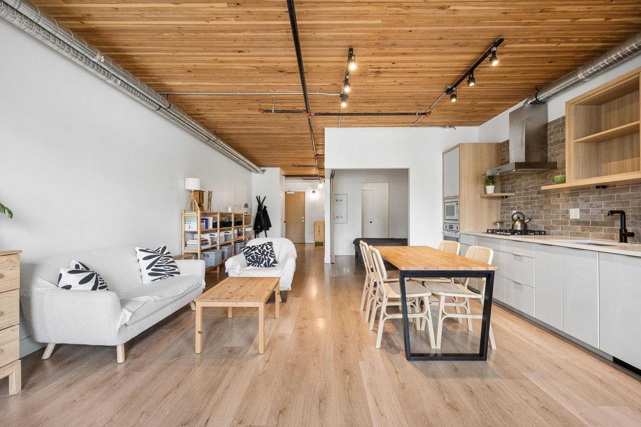 305 4223 HASTINGS STREET