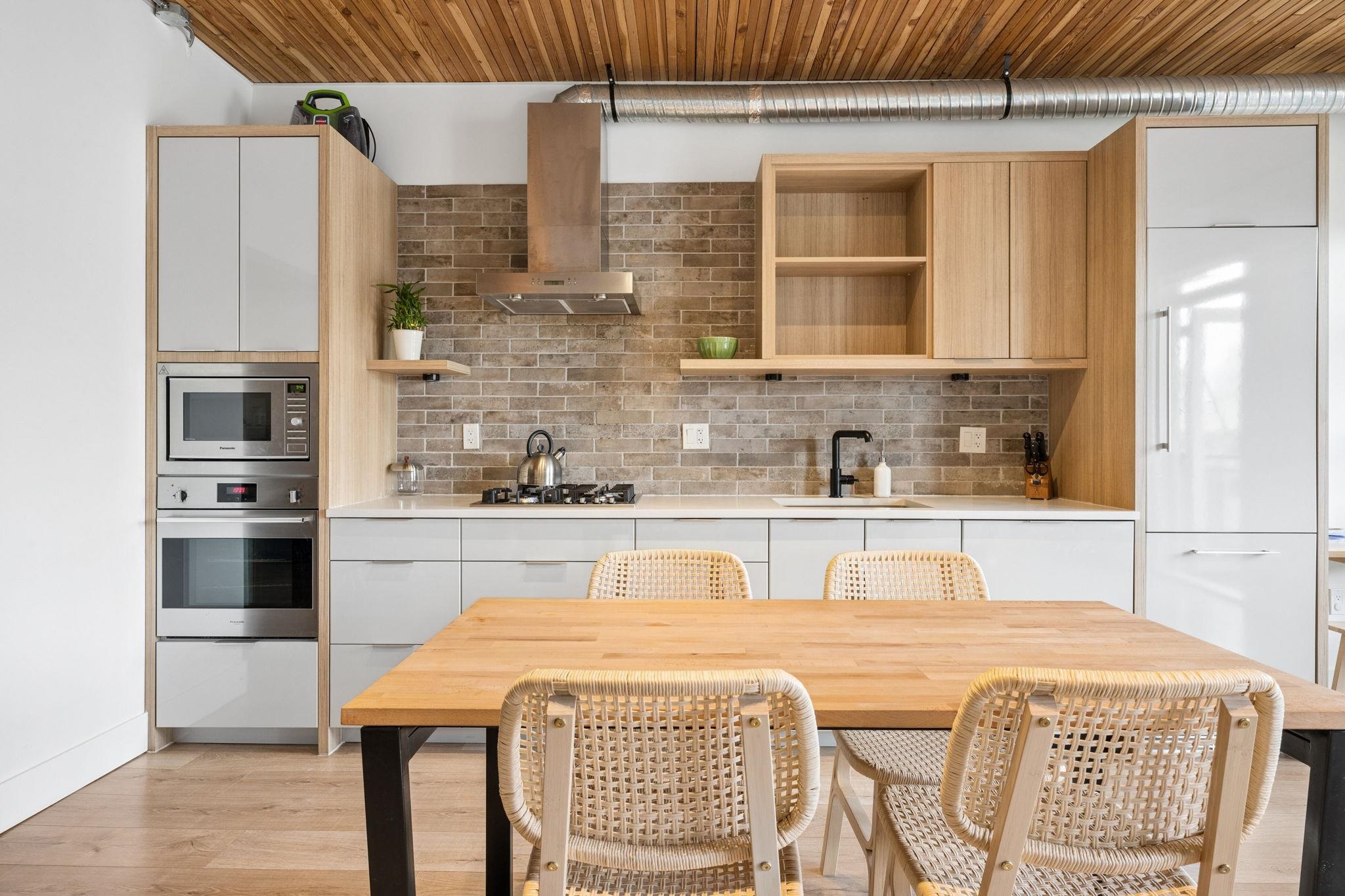 305 4223 HASTINGS STREET