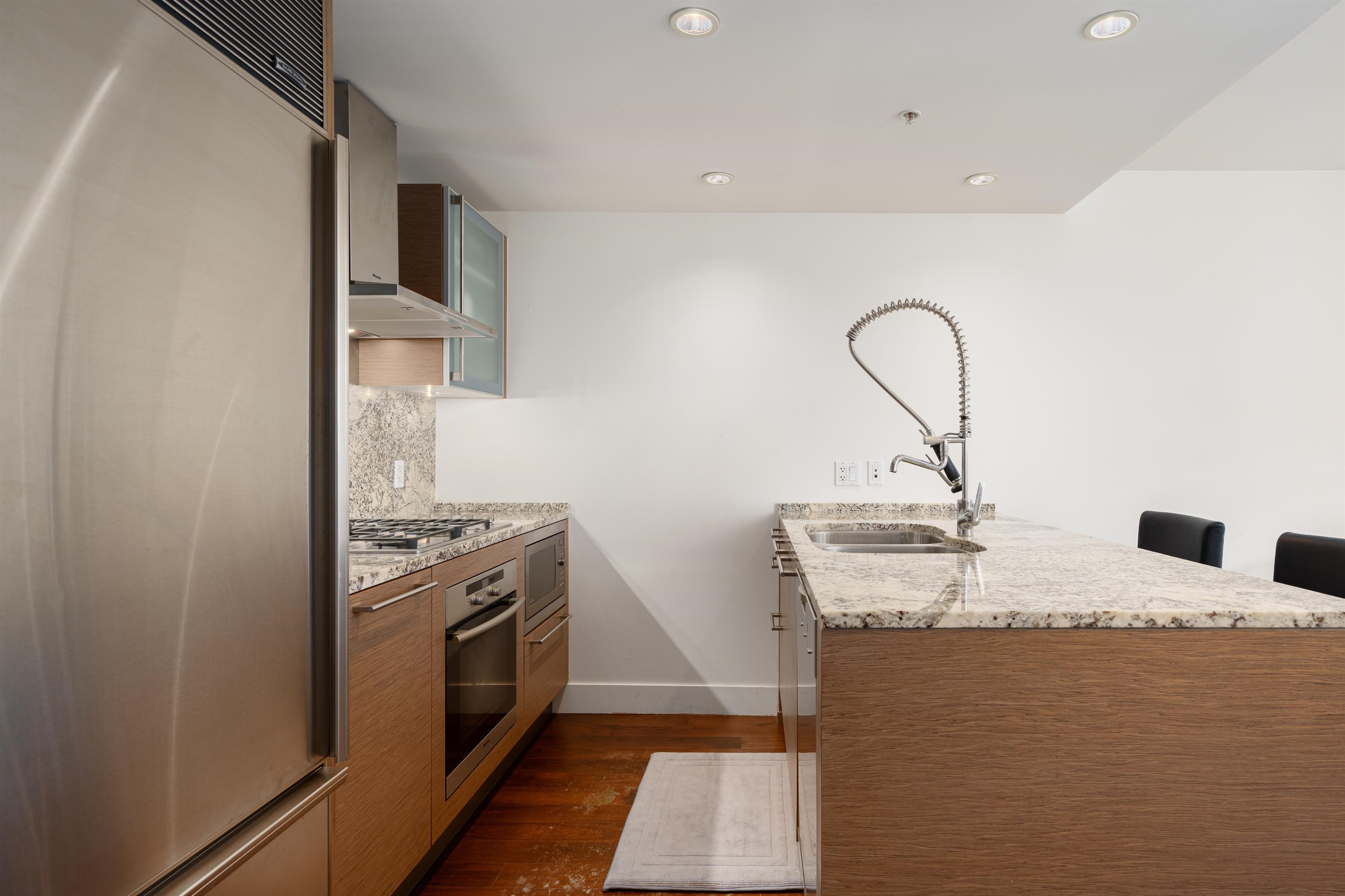 2704 1111 ALBERNI STREET