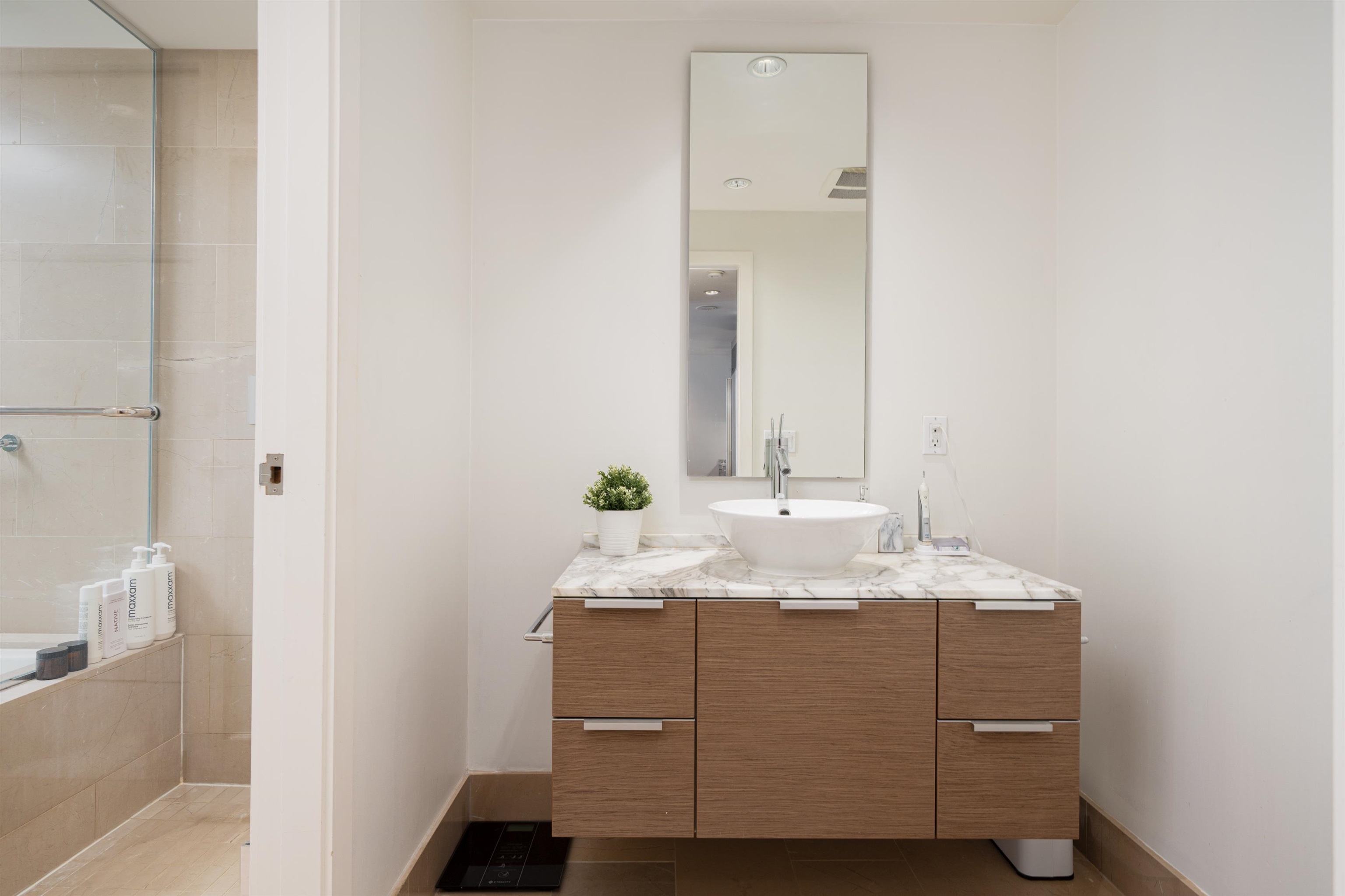 2704 1111 ALBERNI STREET