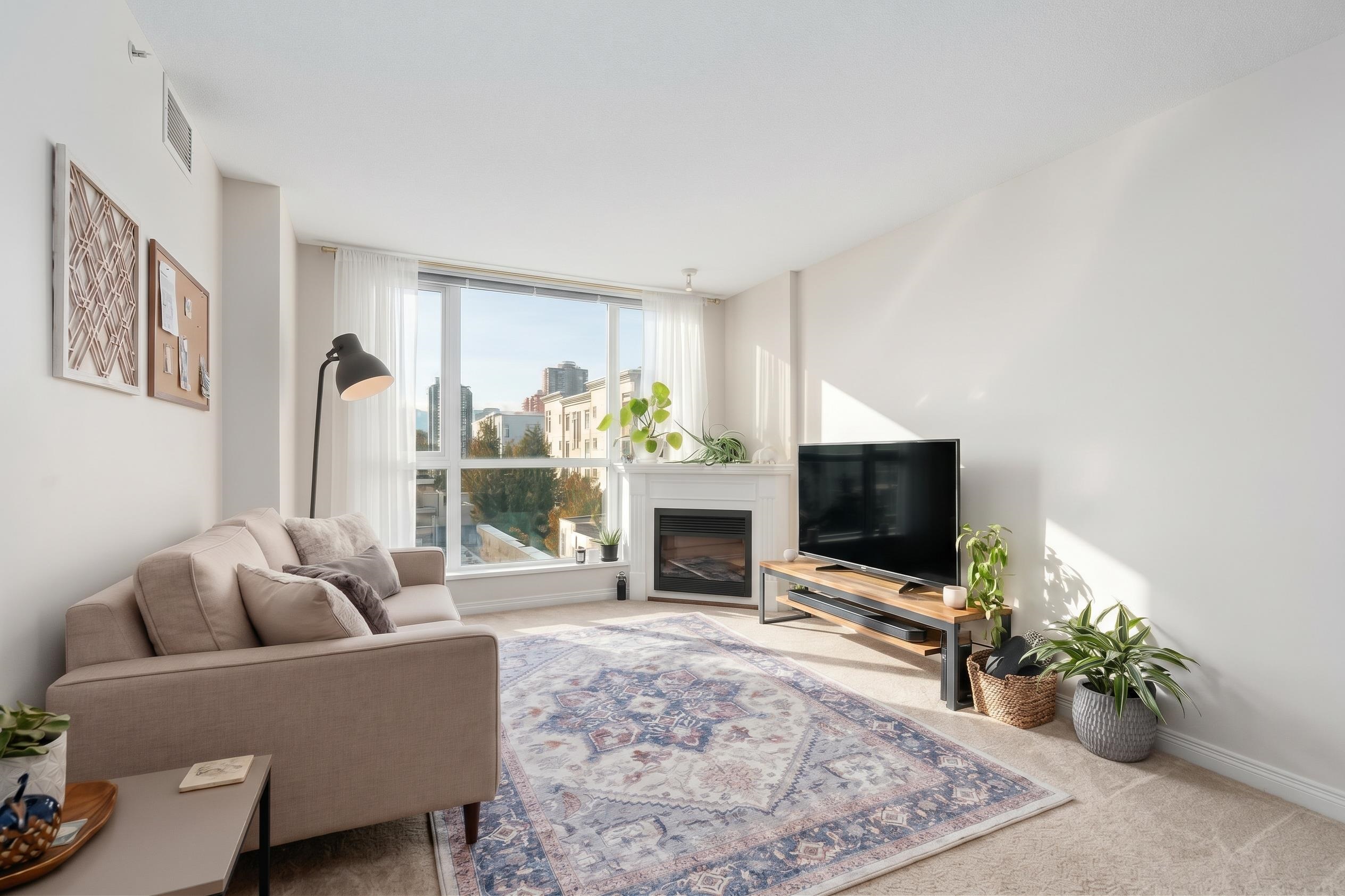 607 188 E ESPLANADE