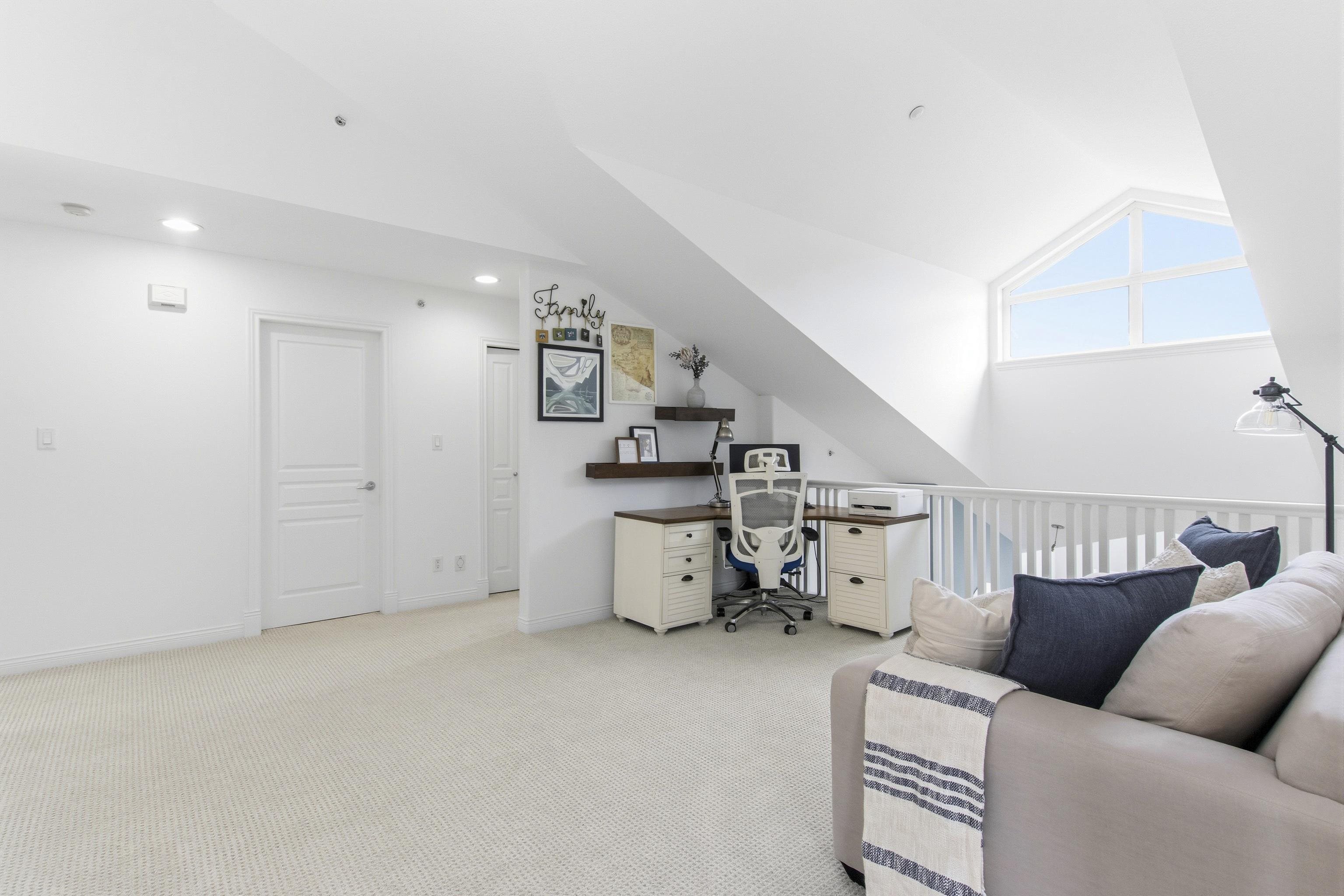 25 WHITECAP COURT