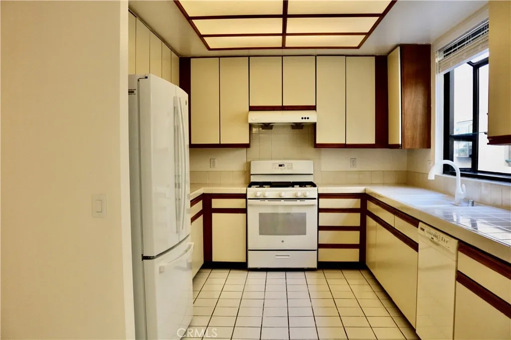1151 Pine Unit: B