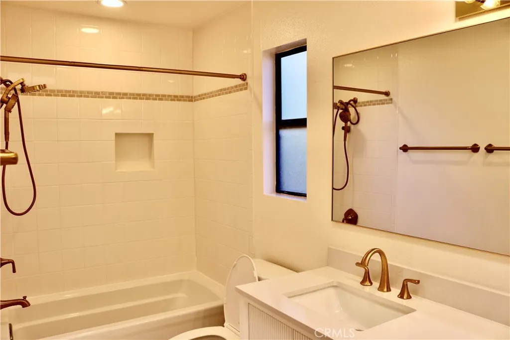 1151 Pine Unit: B