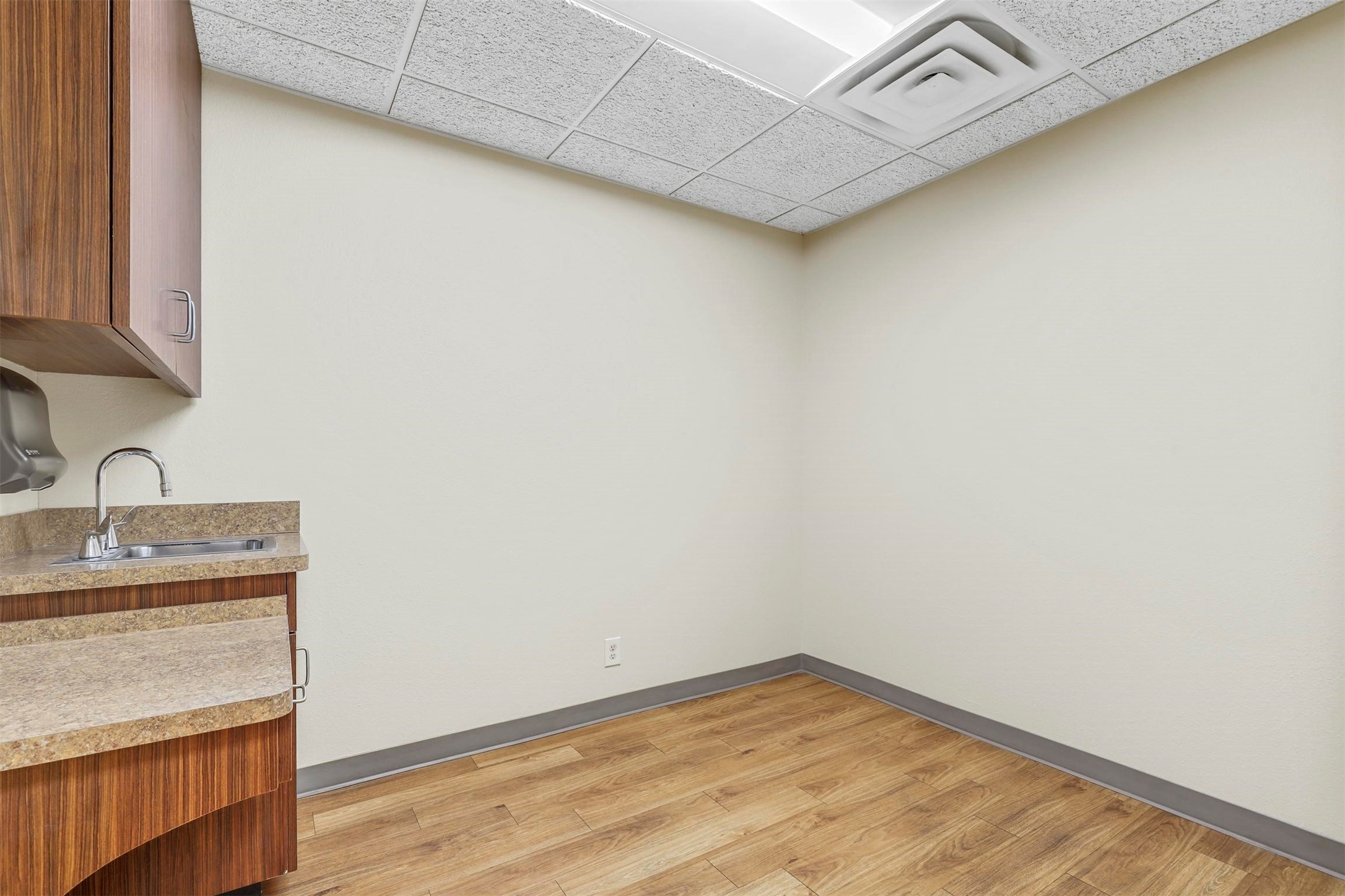 11801 South Freeway Unit: 330