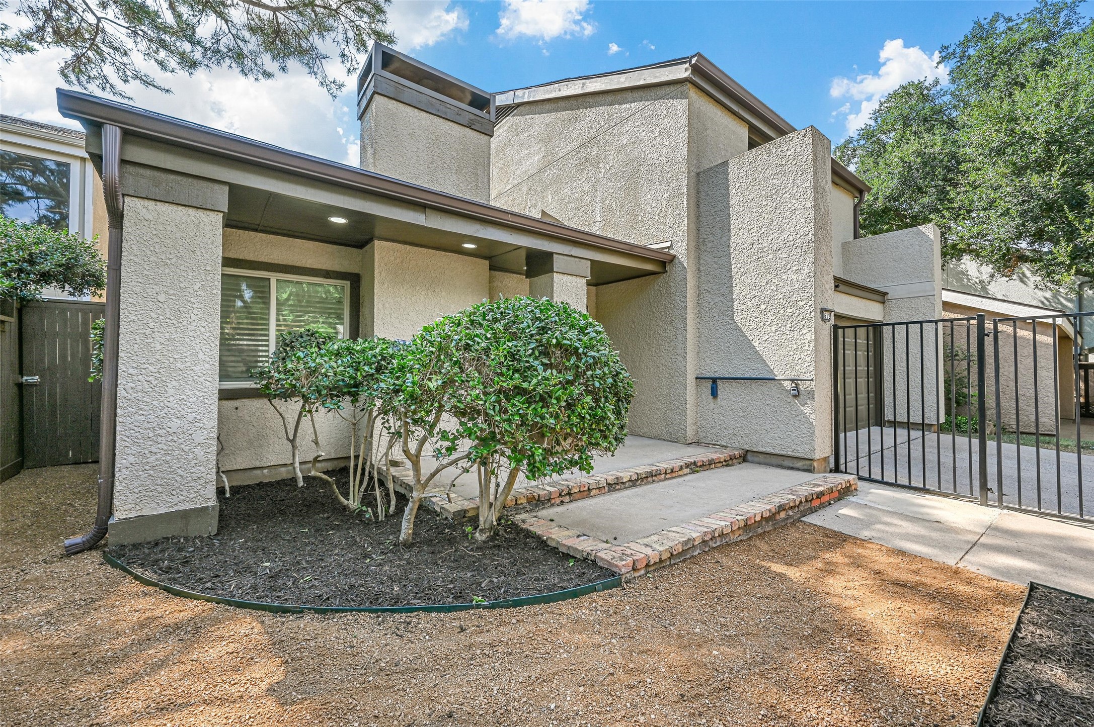 1612 Hawthorne Drive