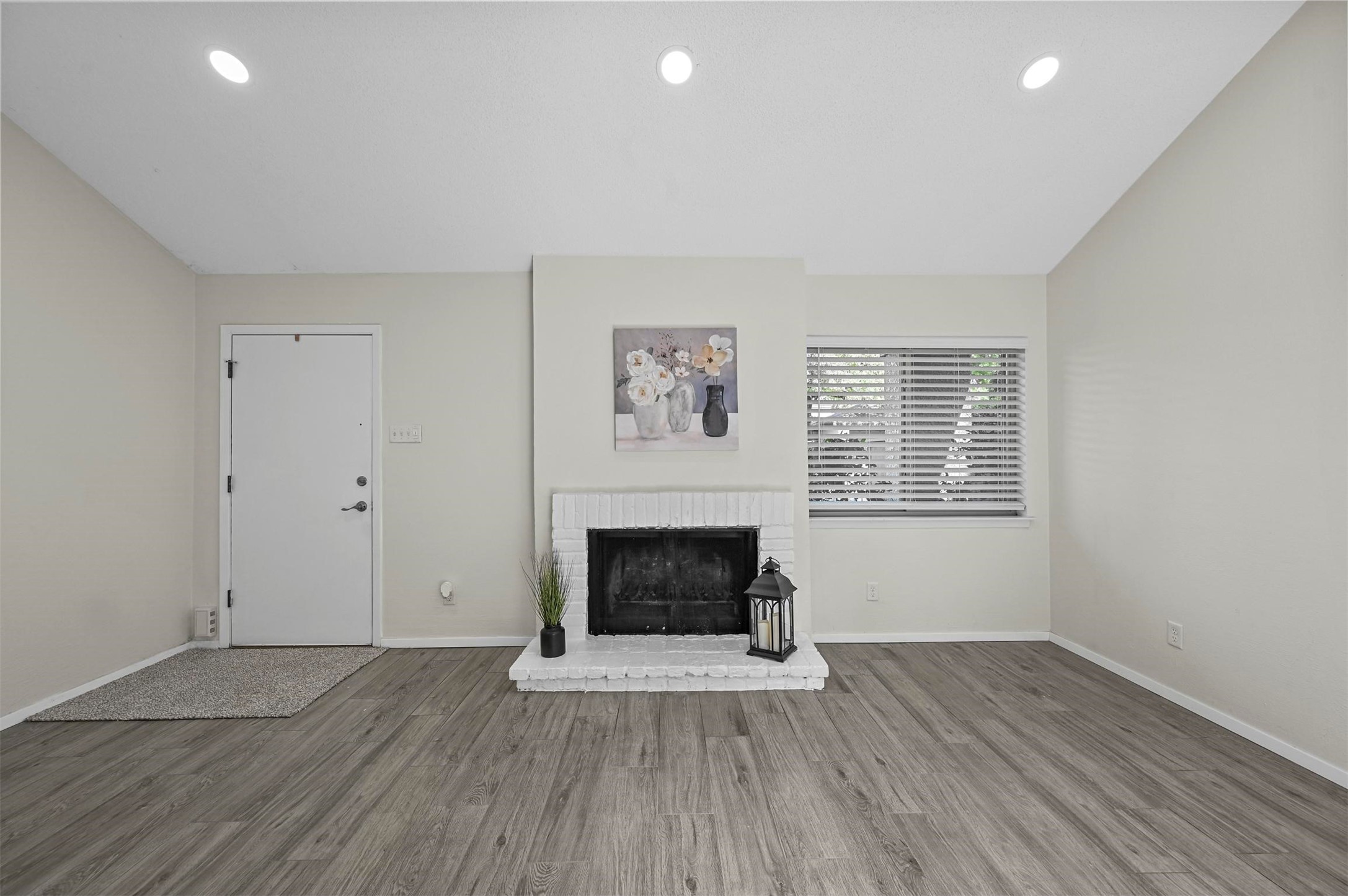 1612 Hawthorne Drive