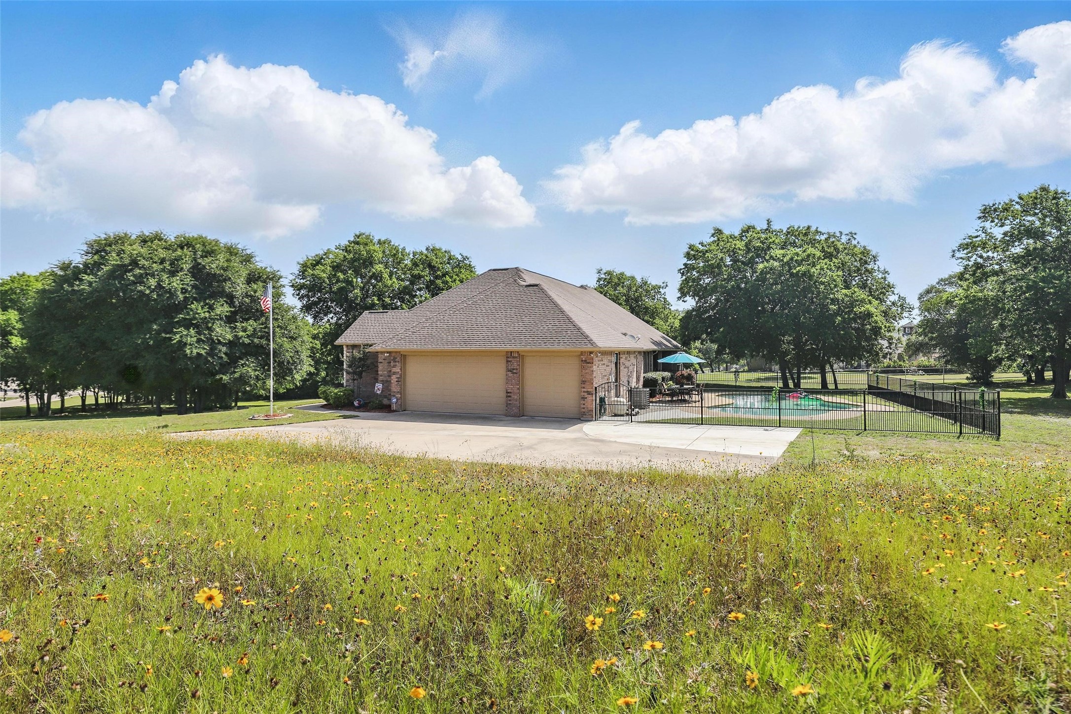 104 E Hidden Meadow Court