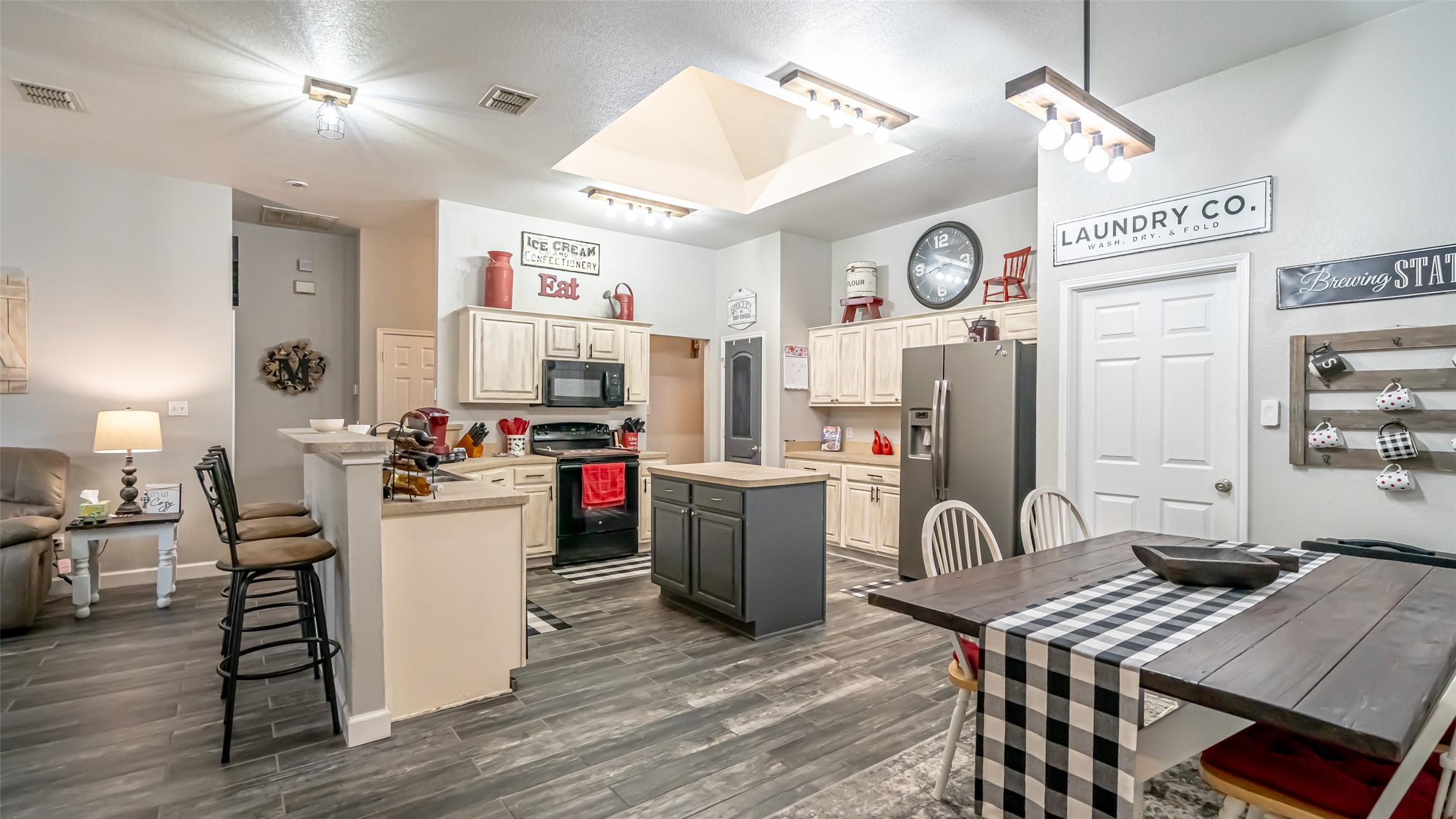 1228 Meadow Glen