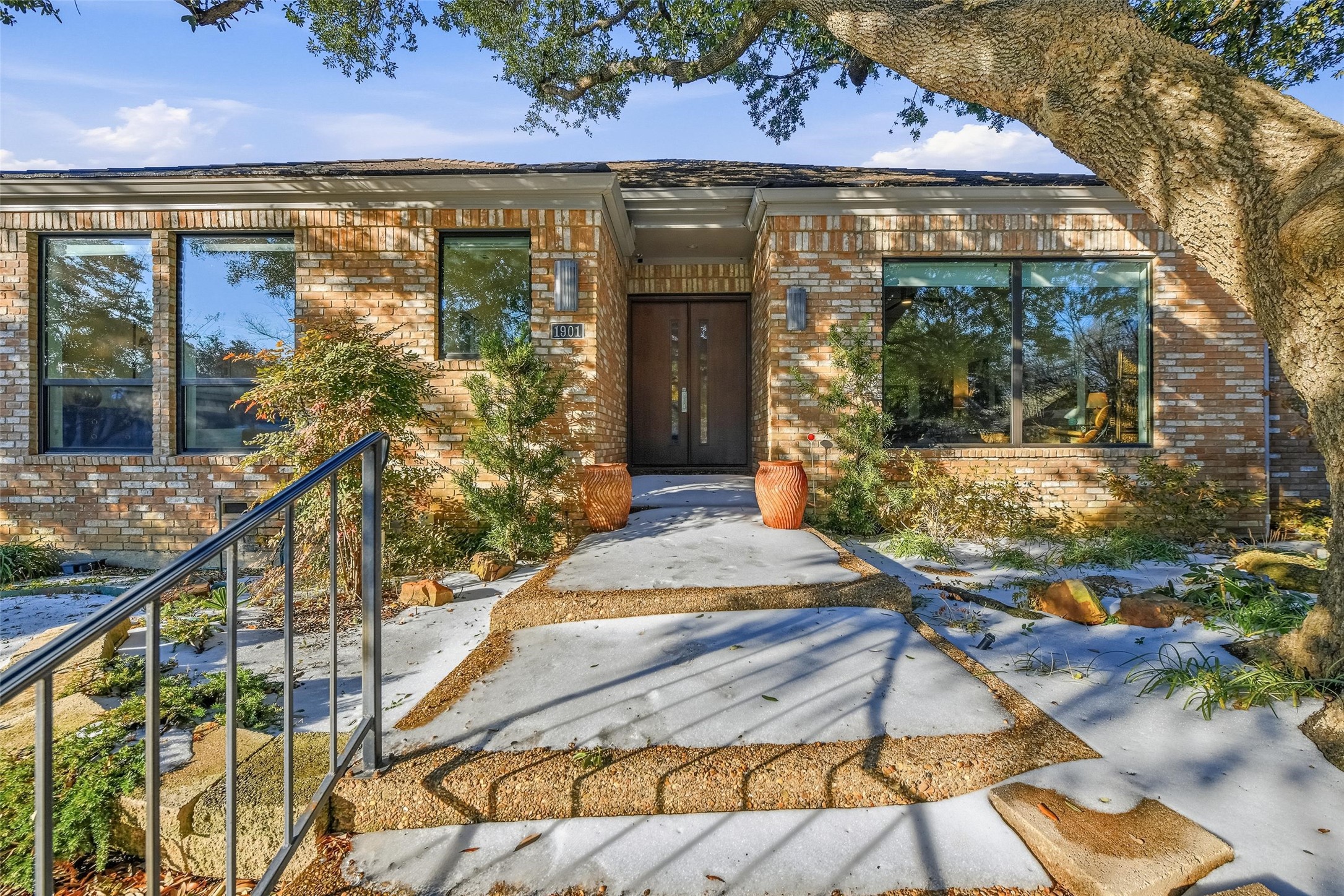 1901 Crockett Circle