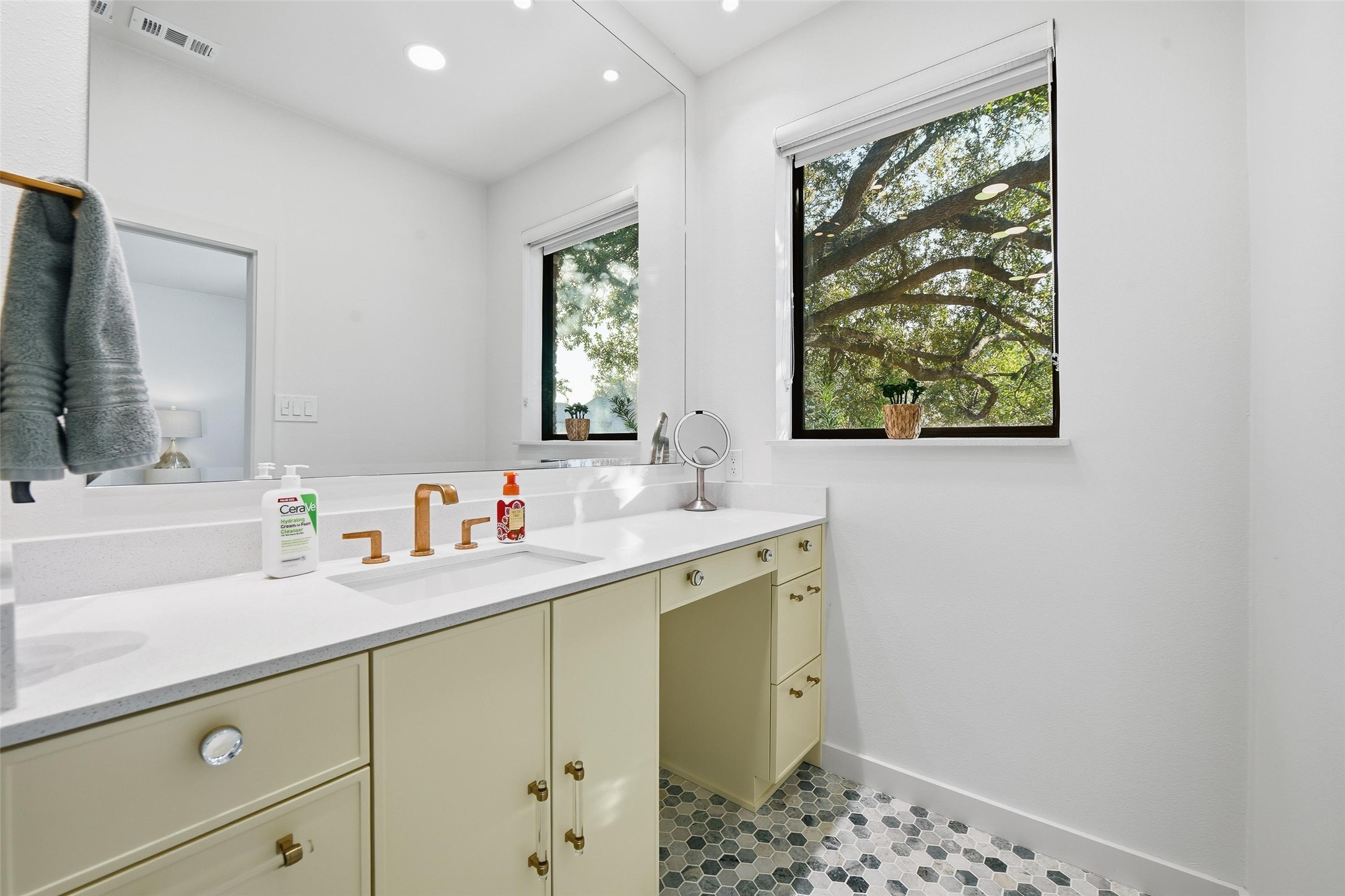 1901 Crockett Circle