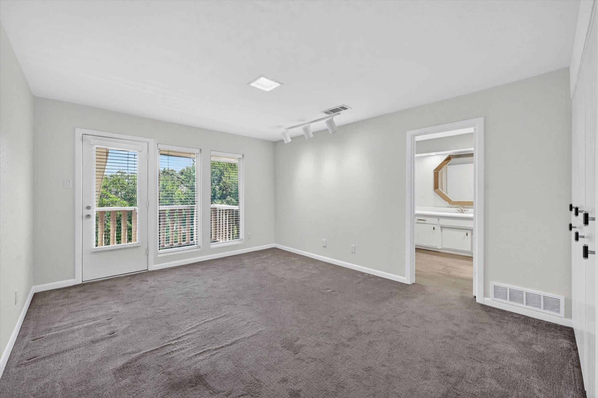 4 Lombardy Court